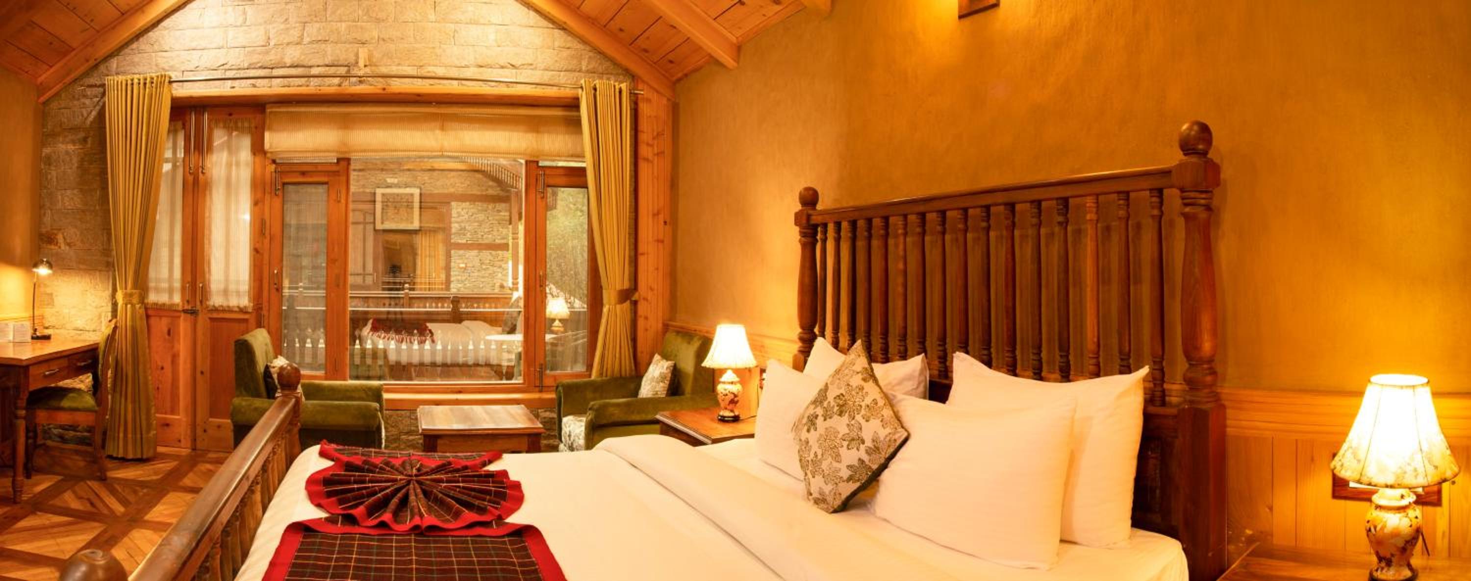 Deluxe Double Room with Balcony - Photo 11
