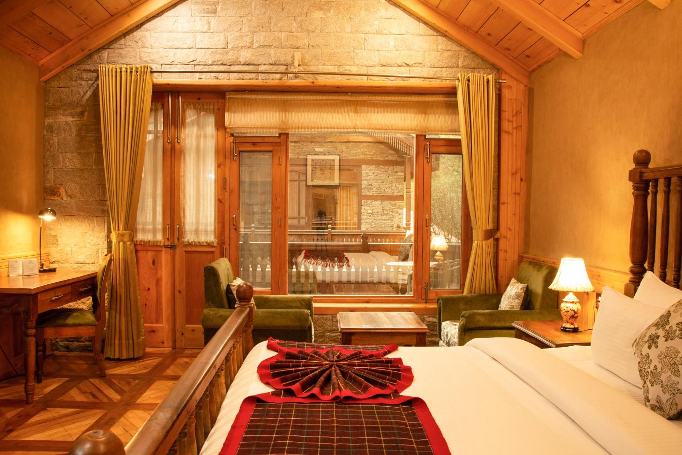 Deluxe Double Room with Balcony - Photo 12