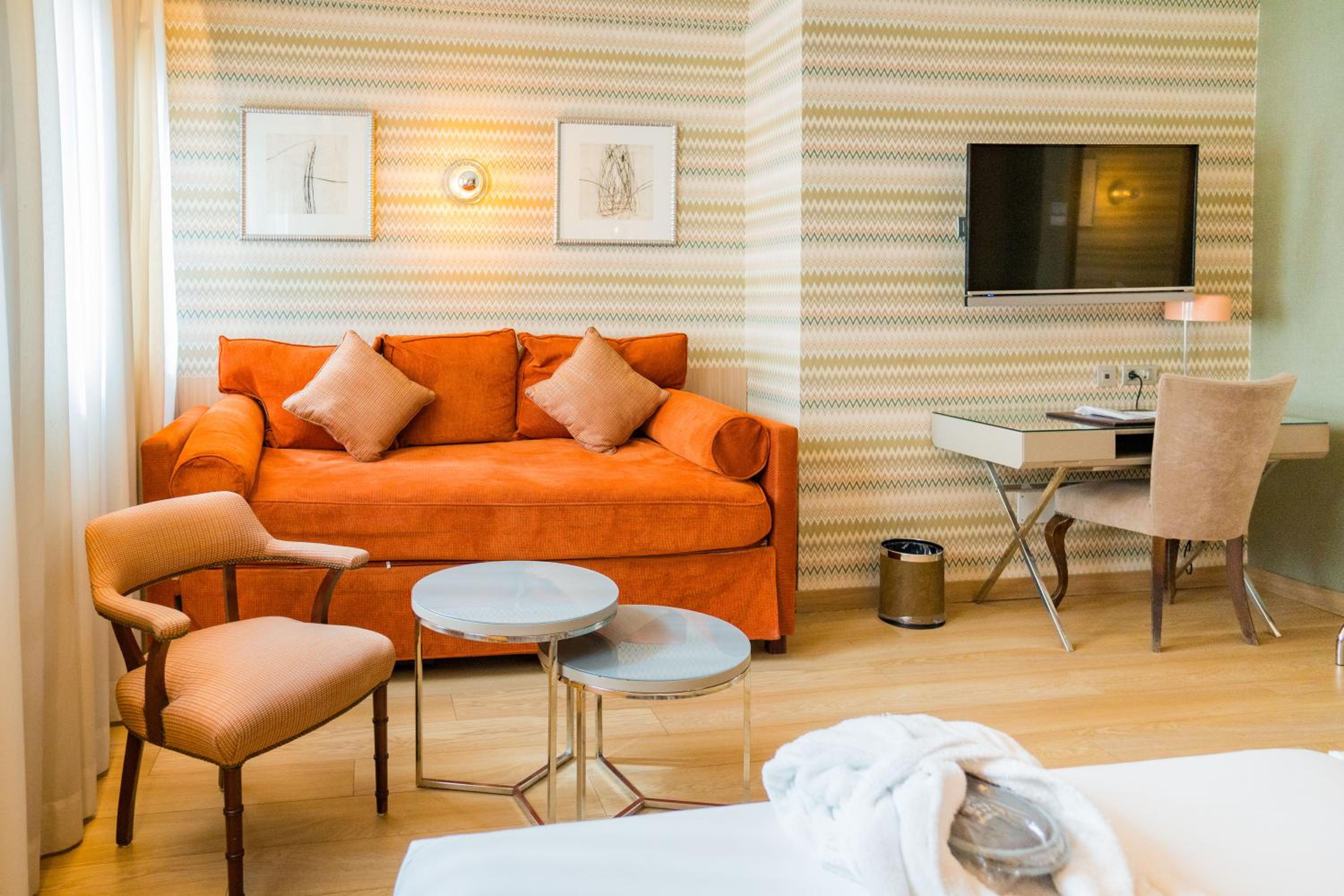 Double Room with Spa Bath - Photo 8