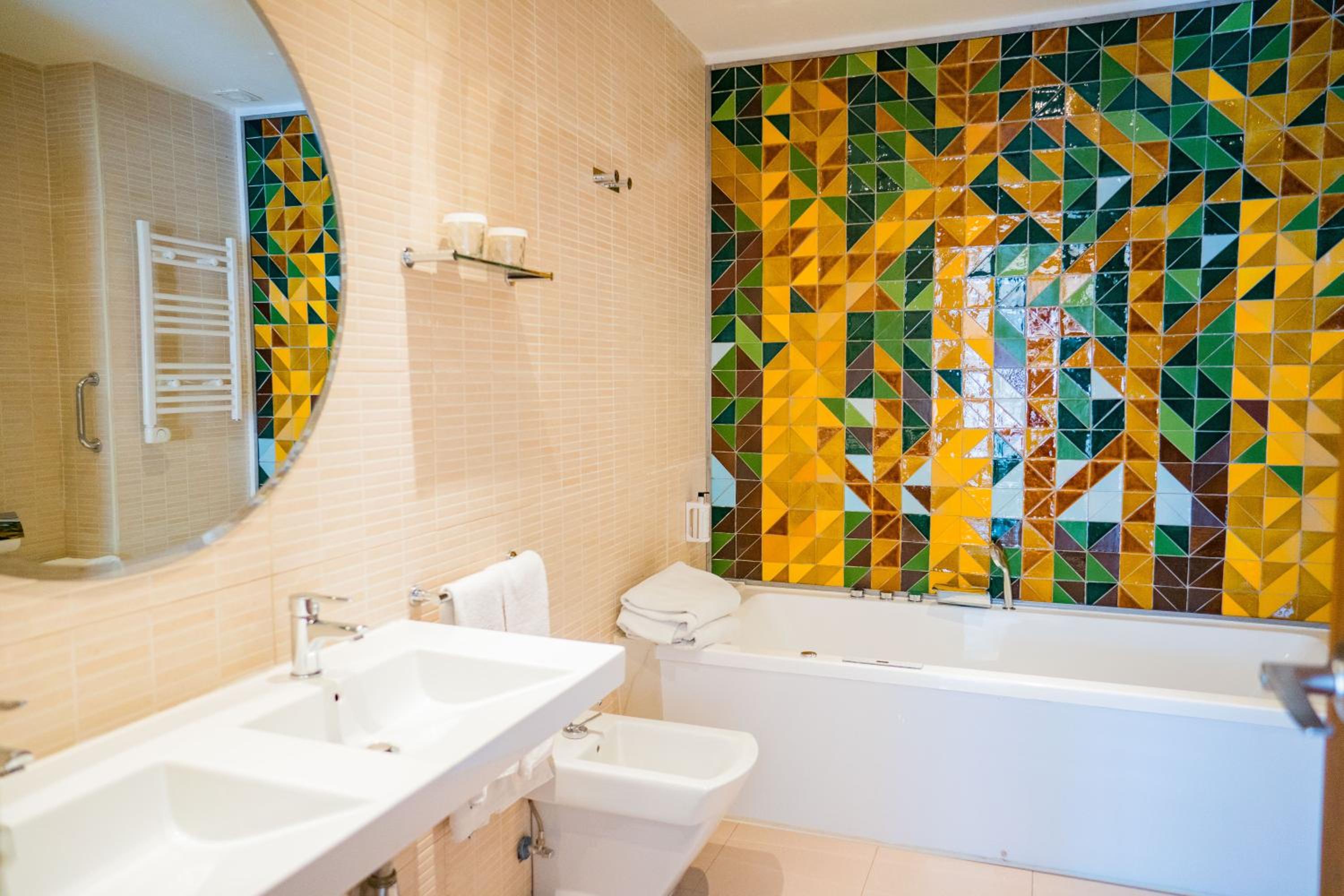 Double Room with Spa Bath - Photo 9