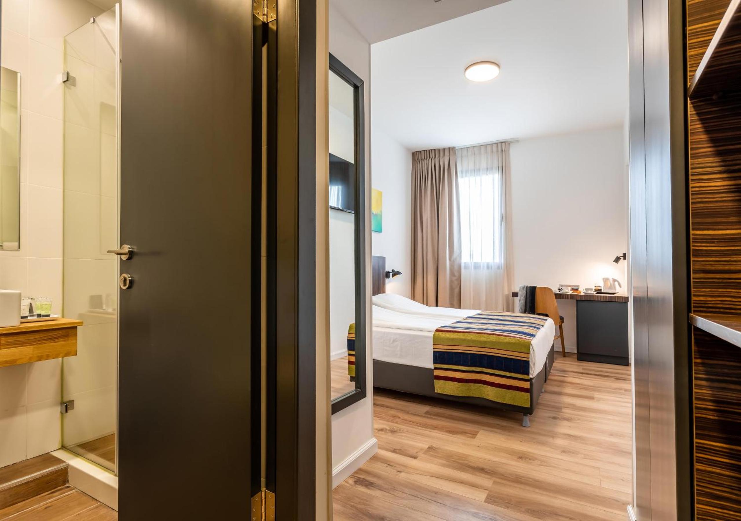 Standard Double or Twin Room - Photo 6