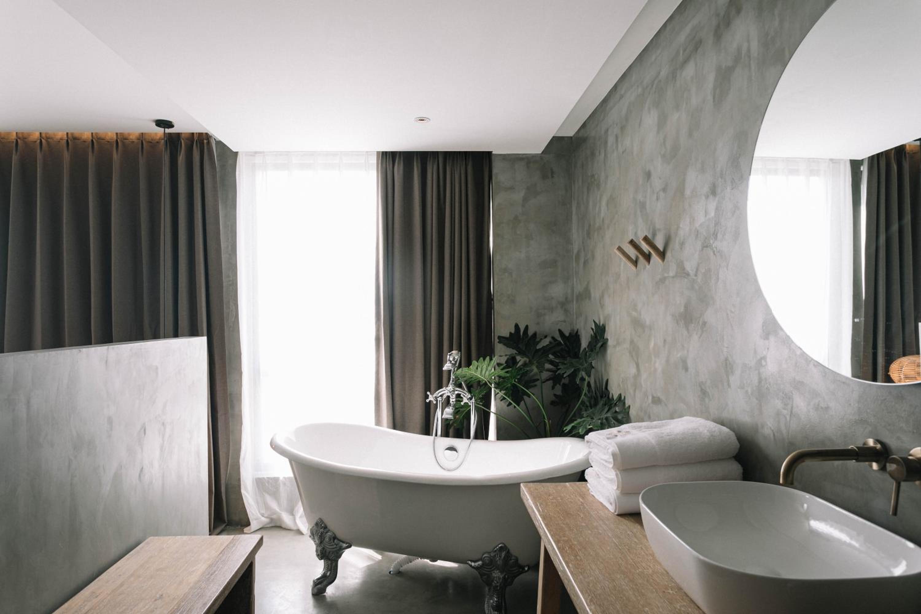Family Room with Bathtub - Photo 11