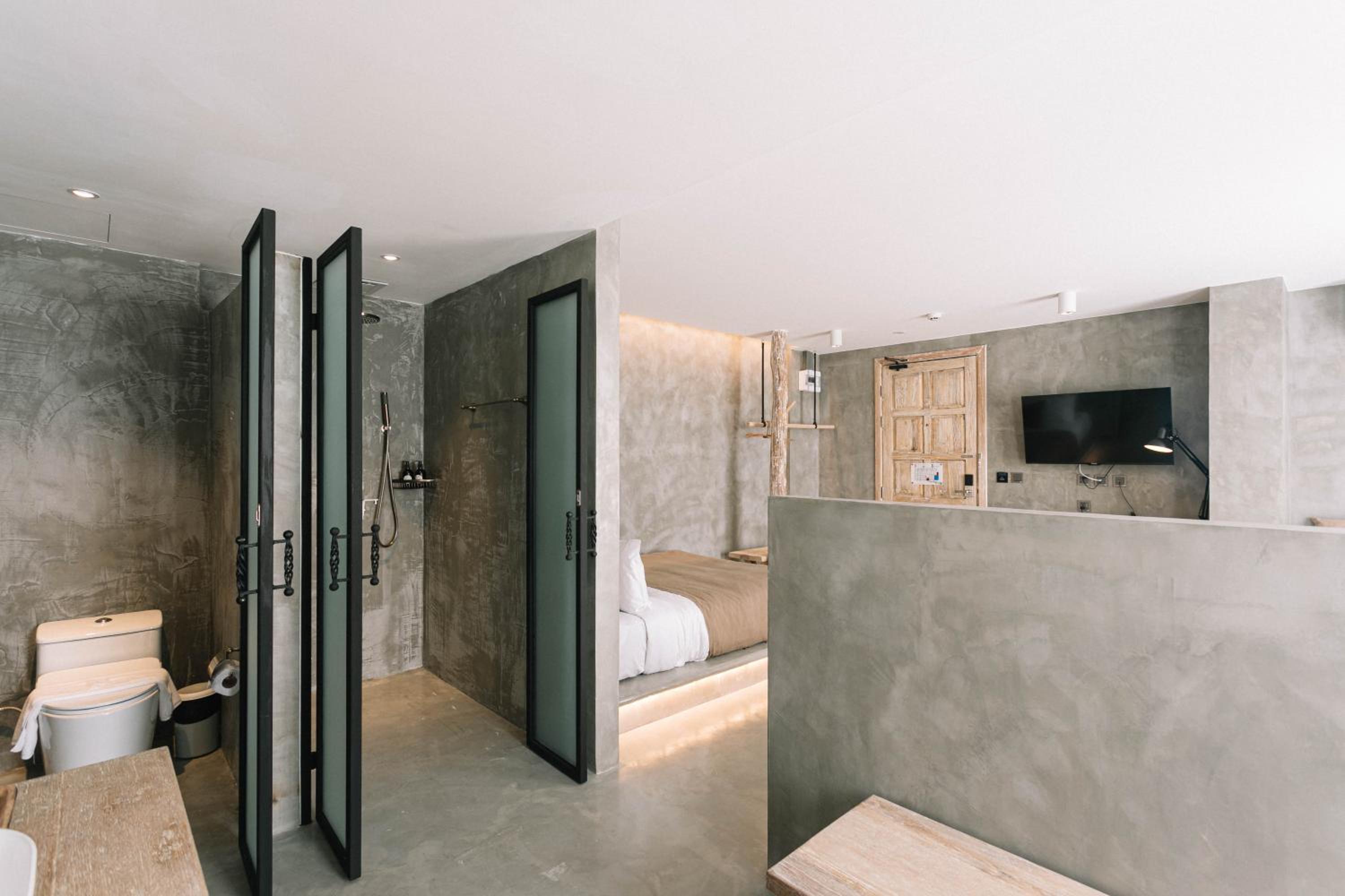 Family Room with Bathtub - Photo 12
