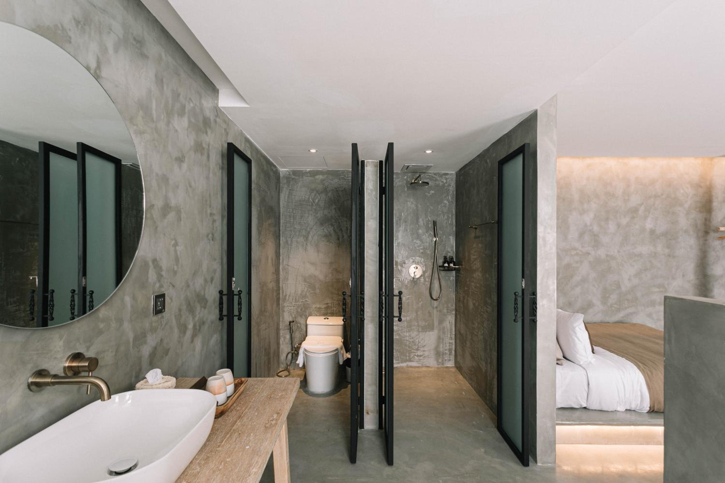 Family Room with Bathtub - Photo 8