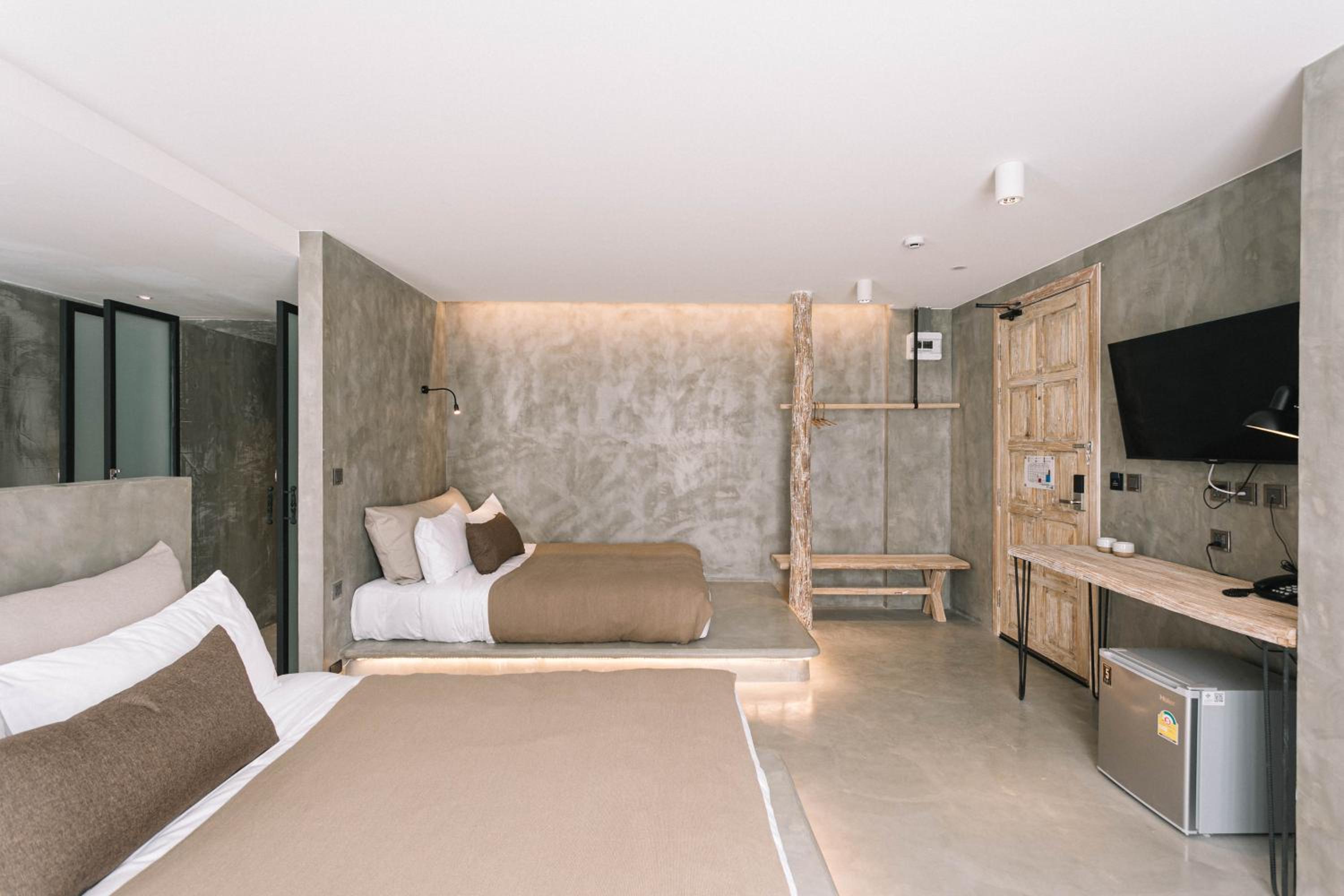 Family Room with Bathtub - Photo 10