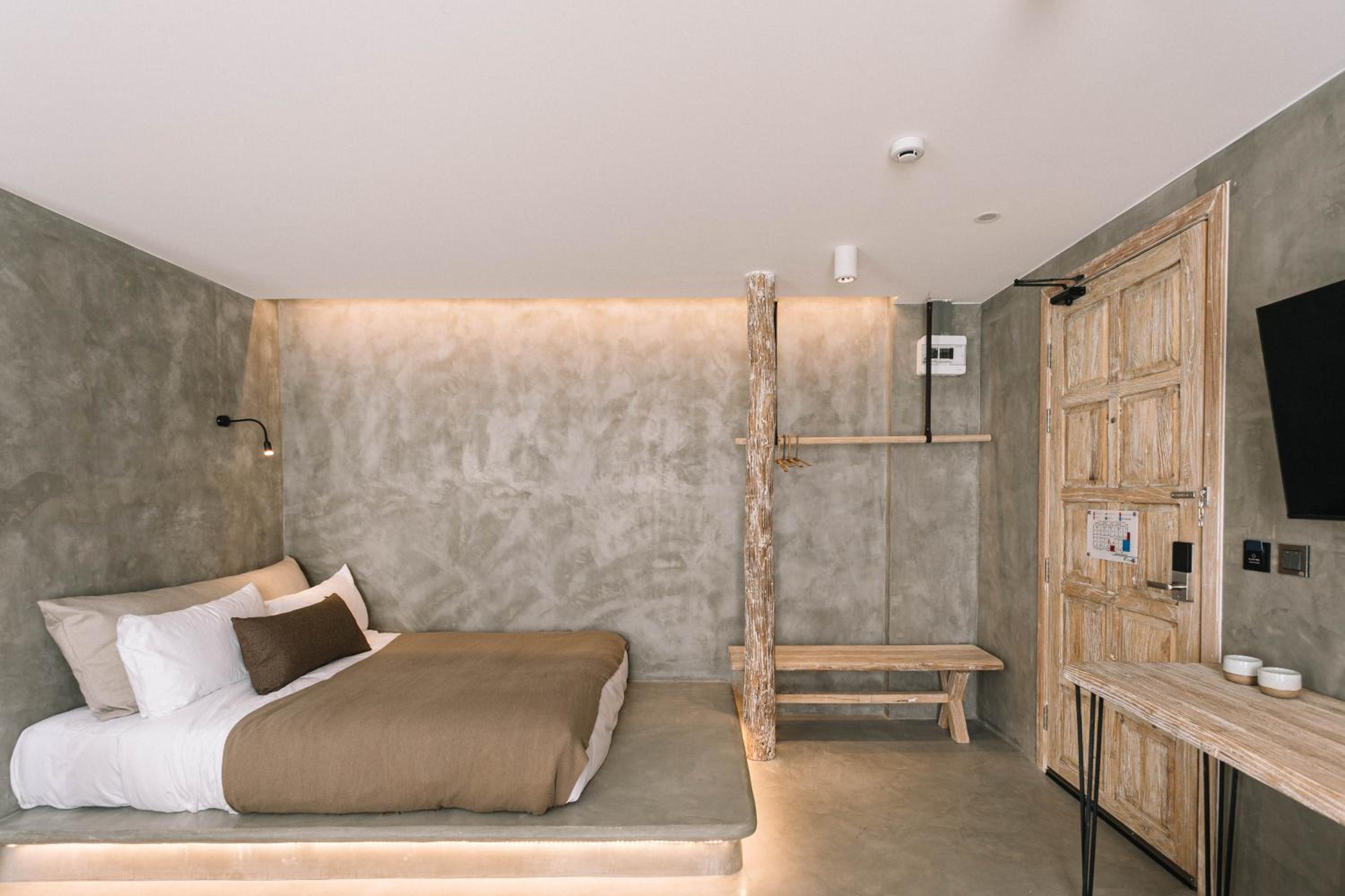 Family Room with Bathtub - Photo 4