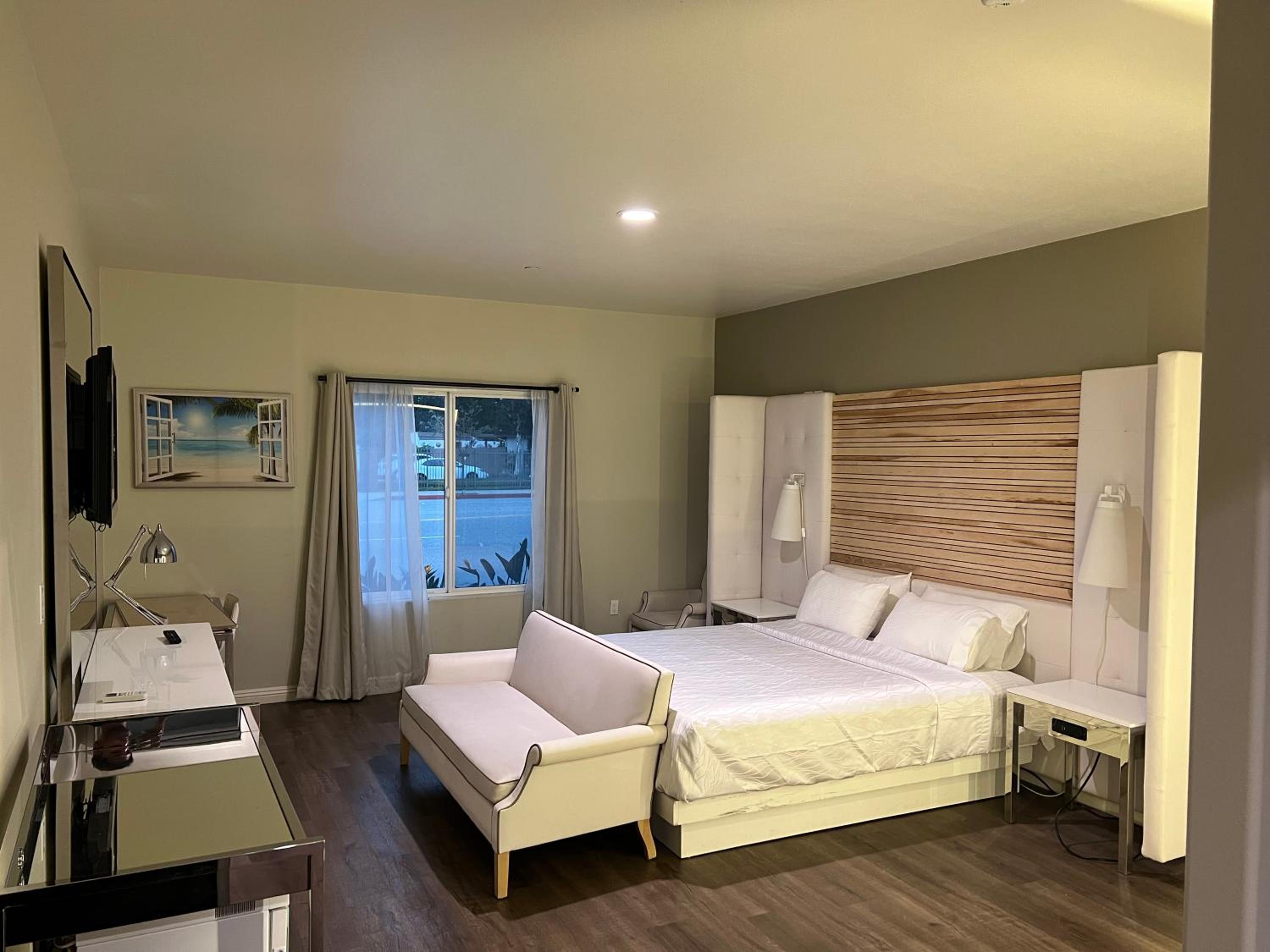 Deluxe King Room - Photo 2
