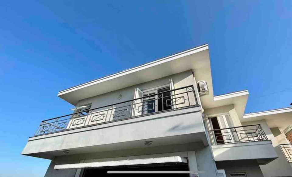 Three-Bedroom House photo 3