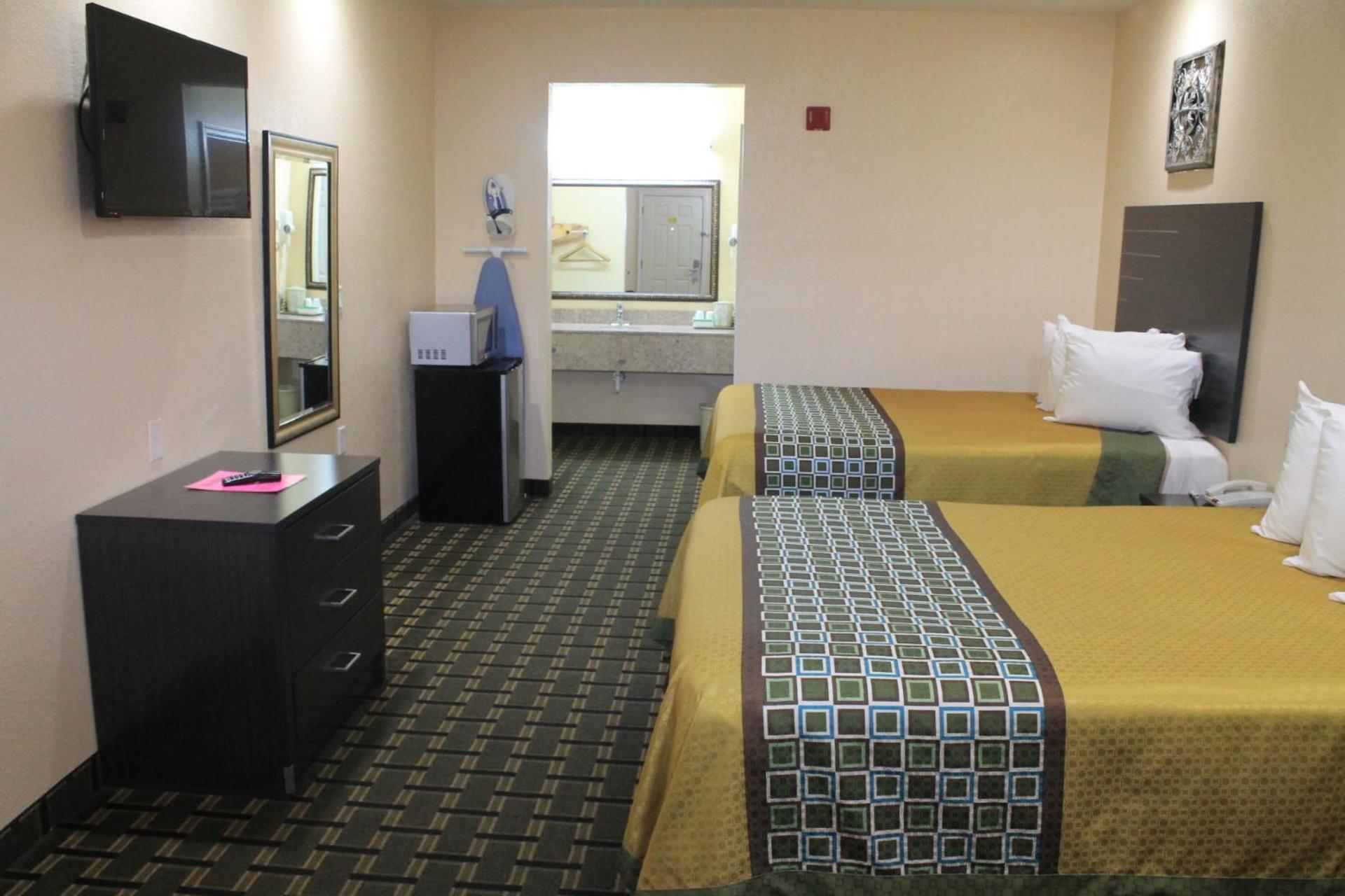Queen Room with Two Queen Beds photo 2