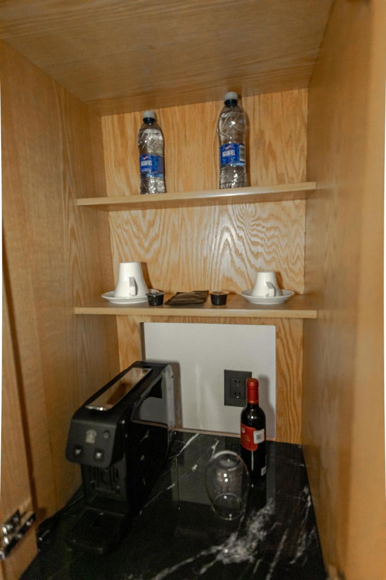 Suite with Hot Tub - Photo 11