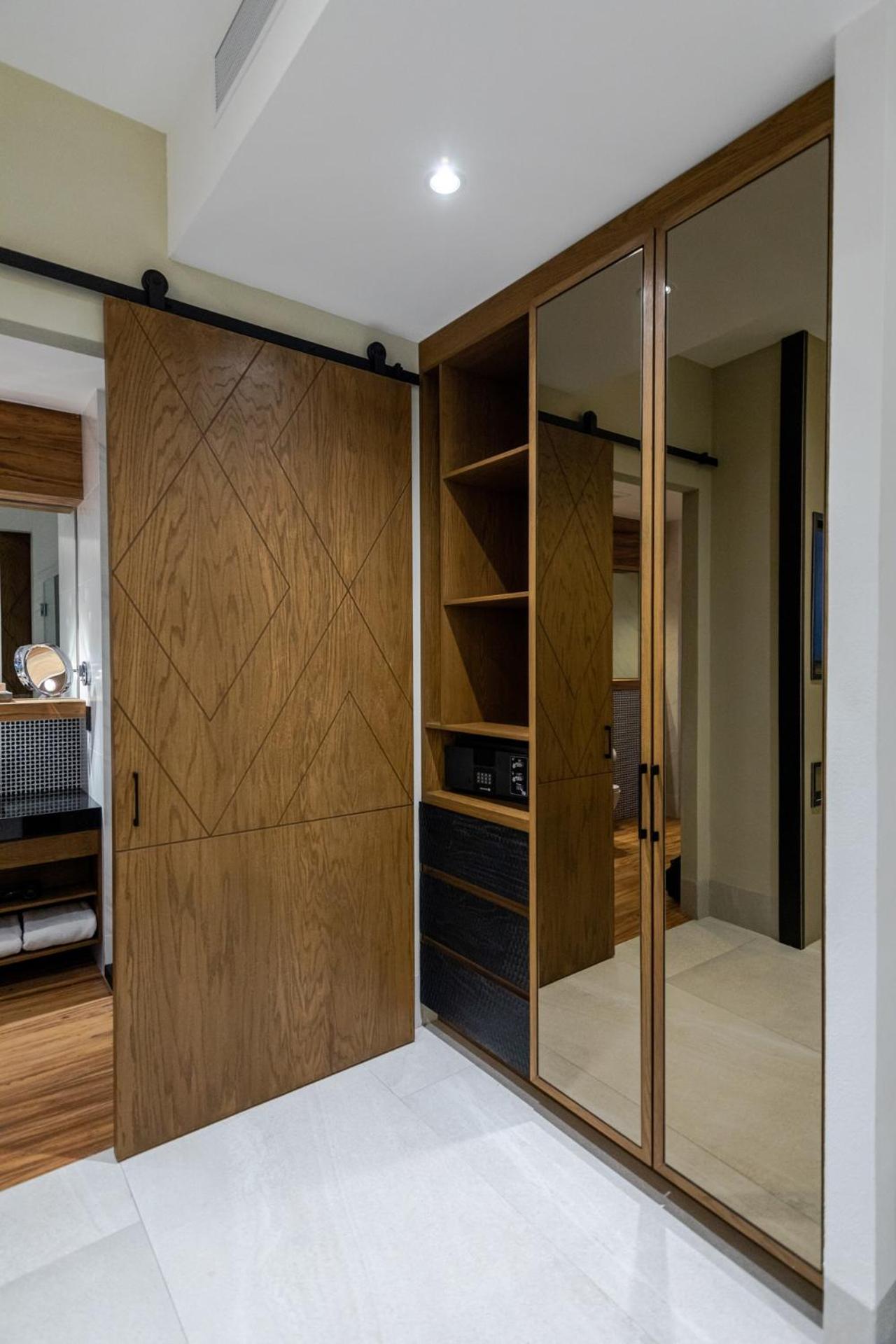 Suite with Hot Tub - Photo 12
