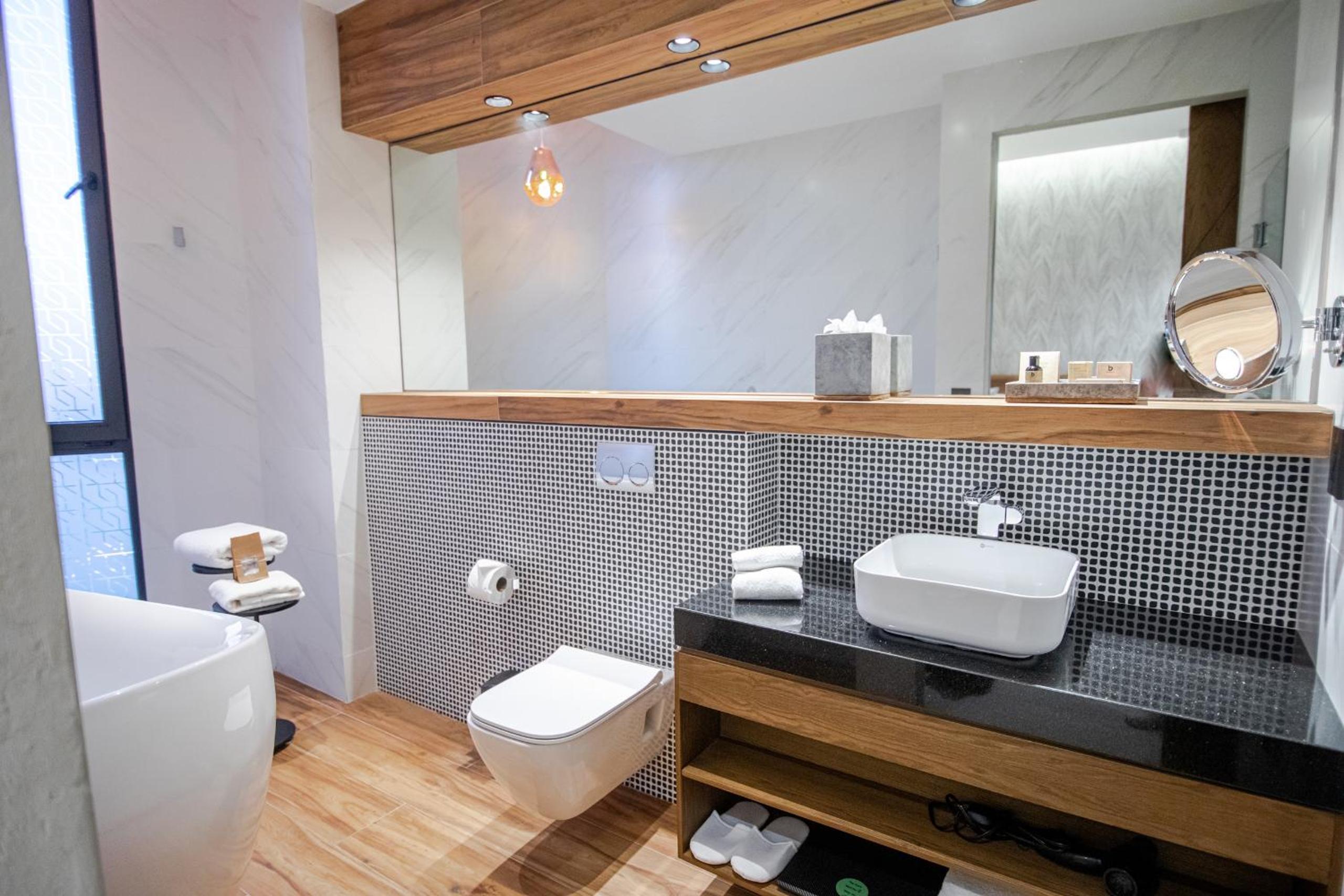 Suite with Hot Tub - Photo 10