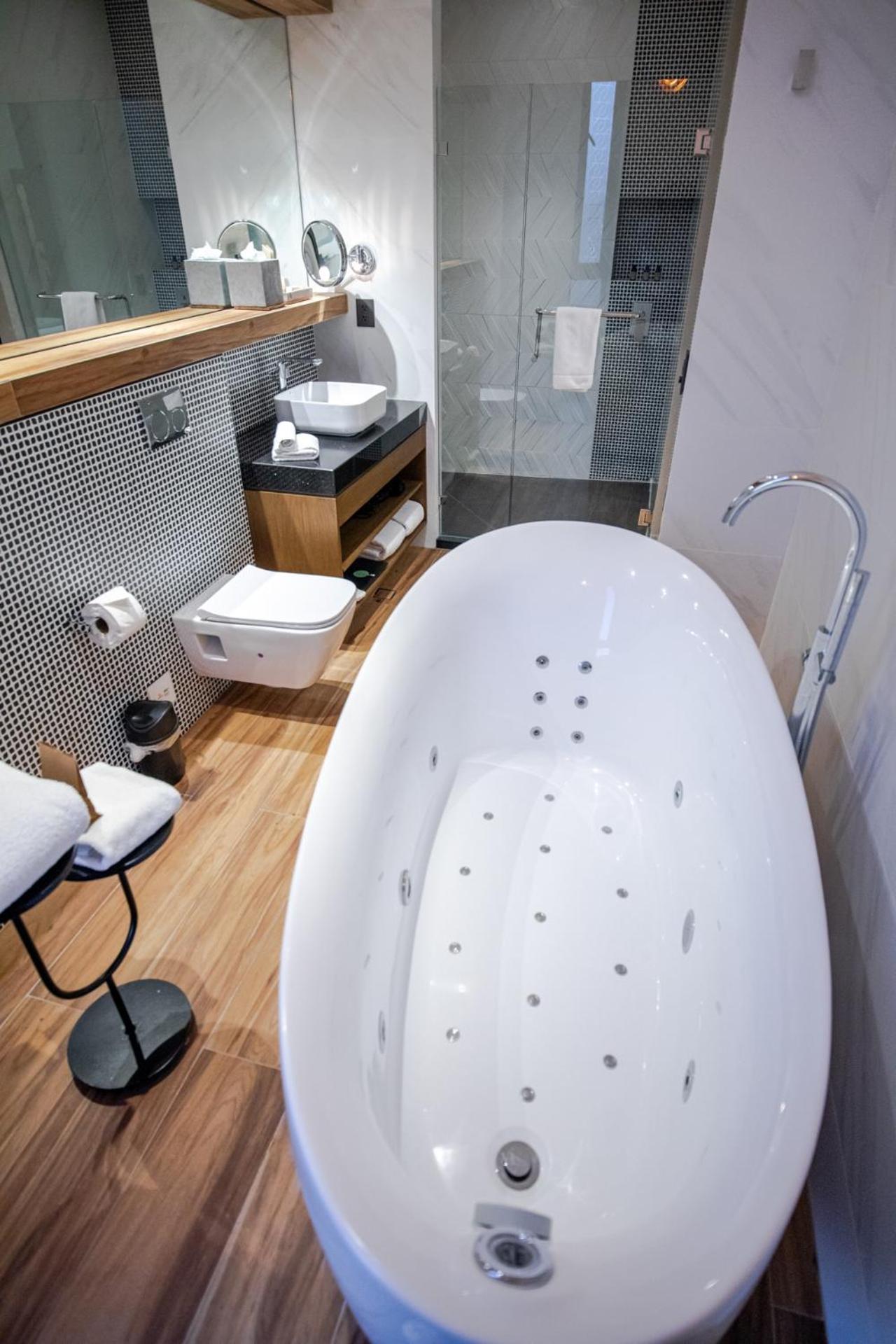 Suite with Hot Tub - Photo 9