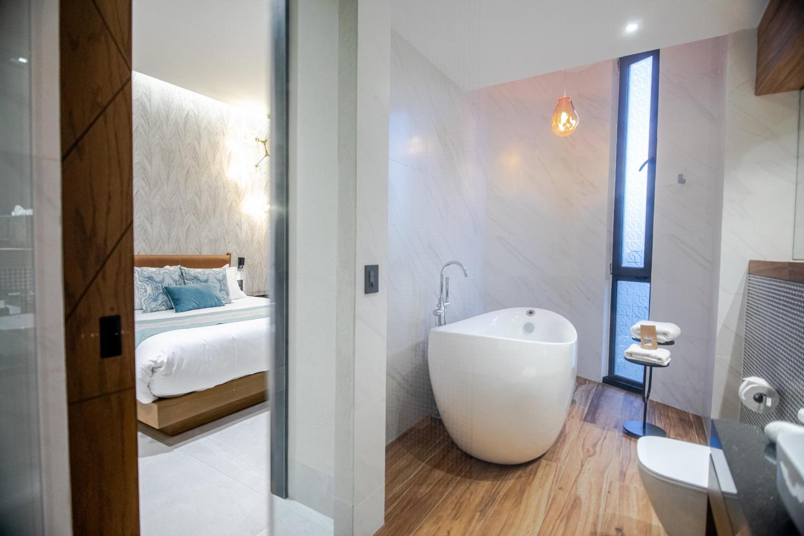 Suite with Hot Tub - Photo 17