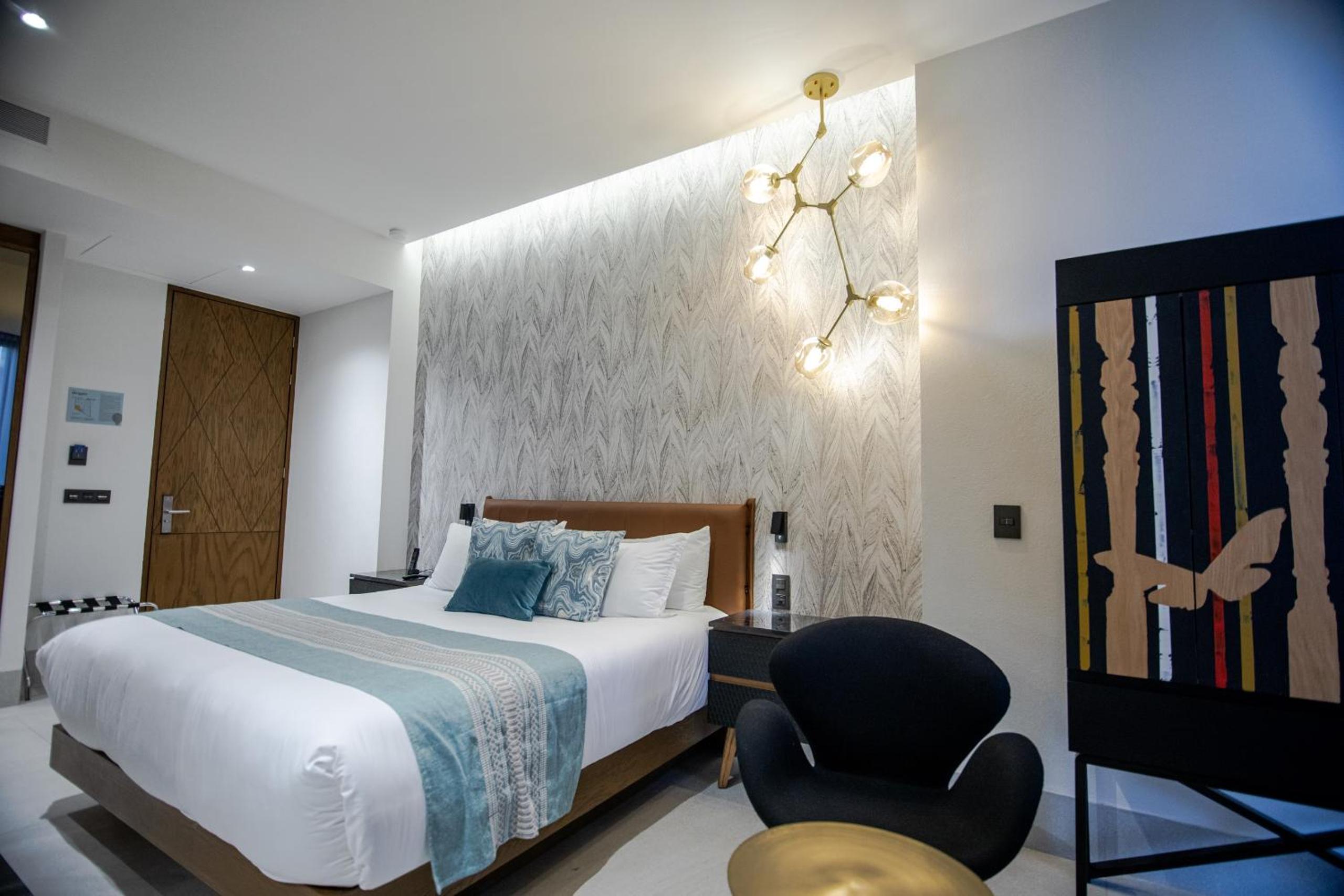 Suite with Hot Tub - Photo 8