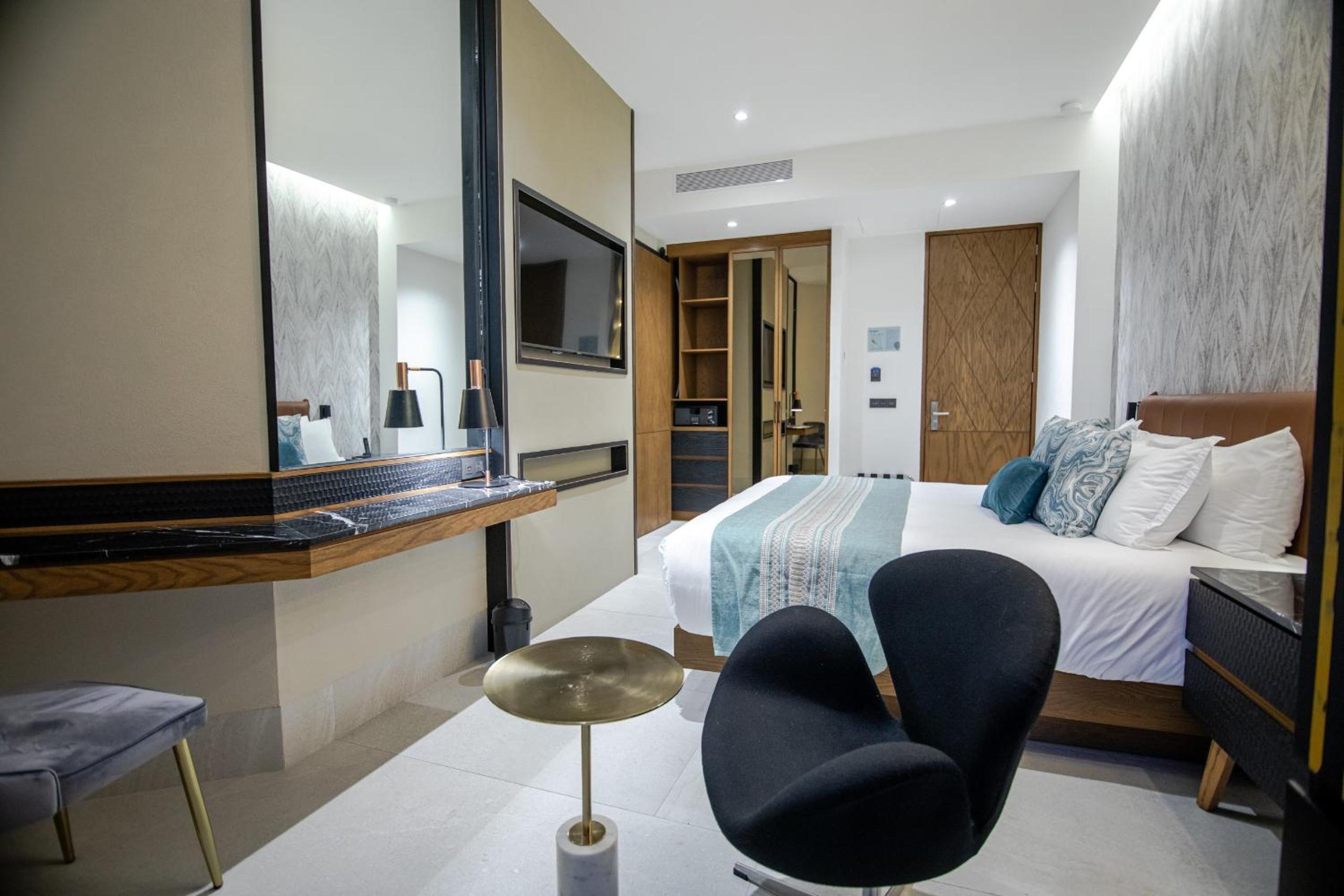 Suite with Hot Tub - Photo 20