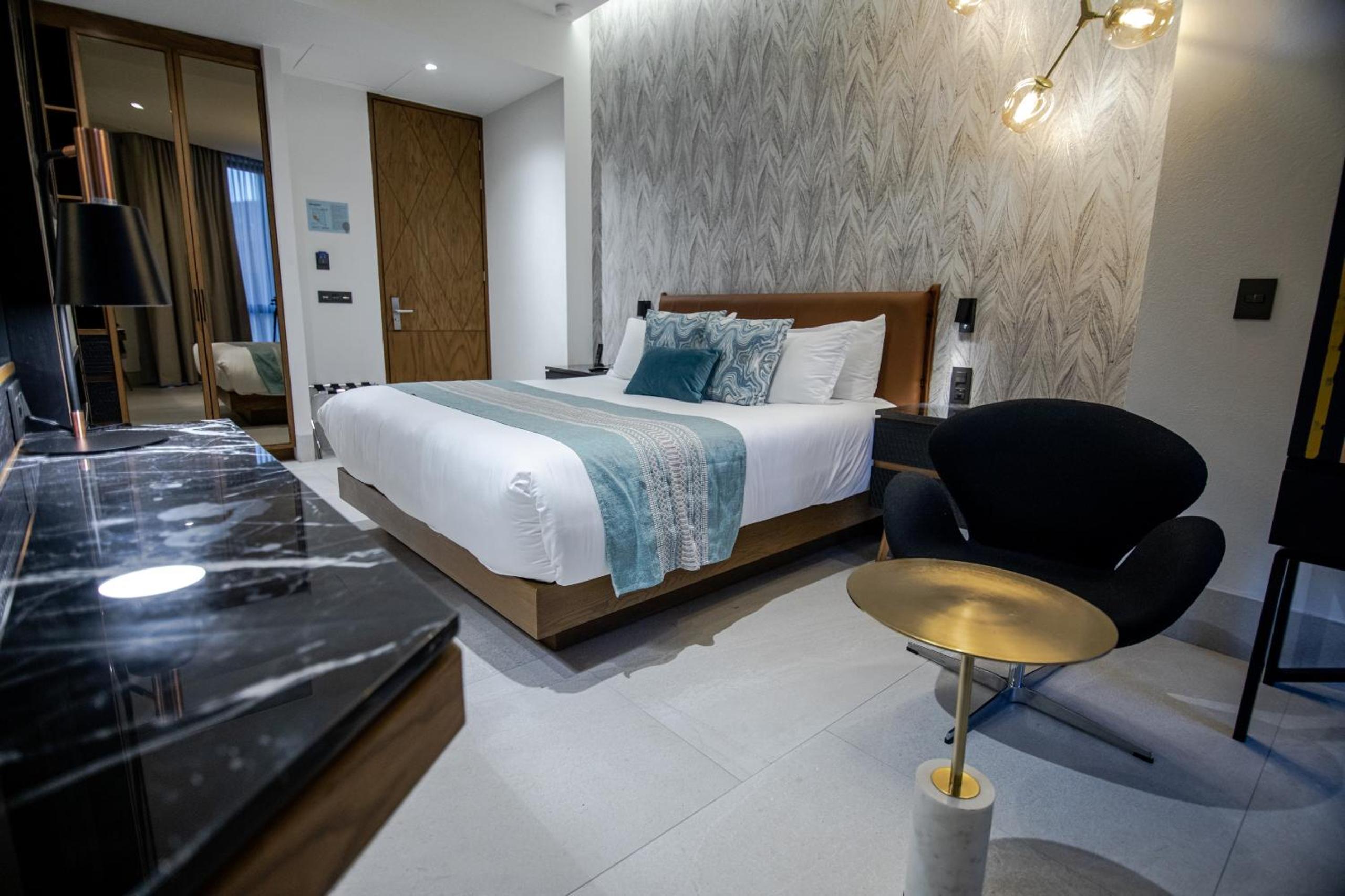 Suite with Hot Tub - Photo 5