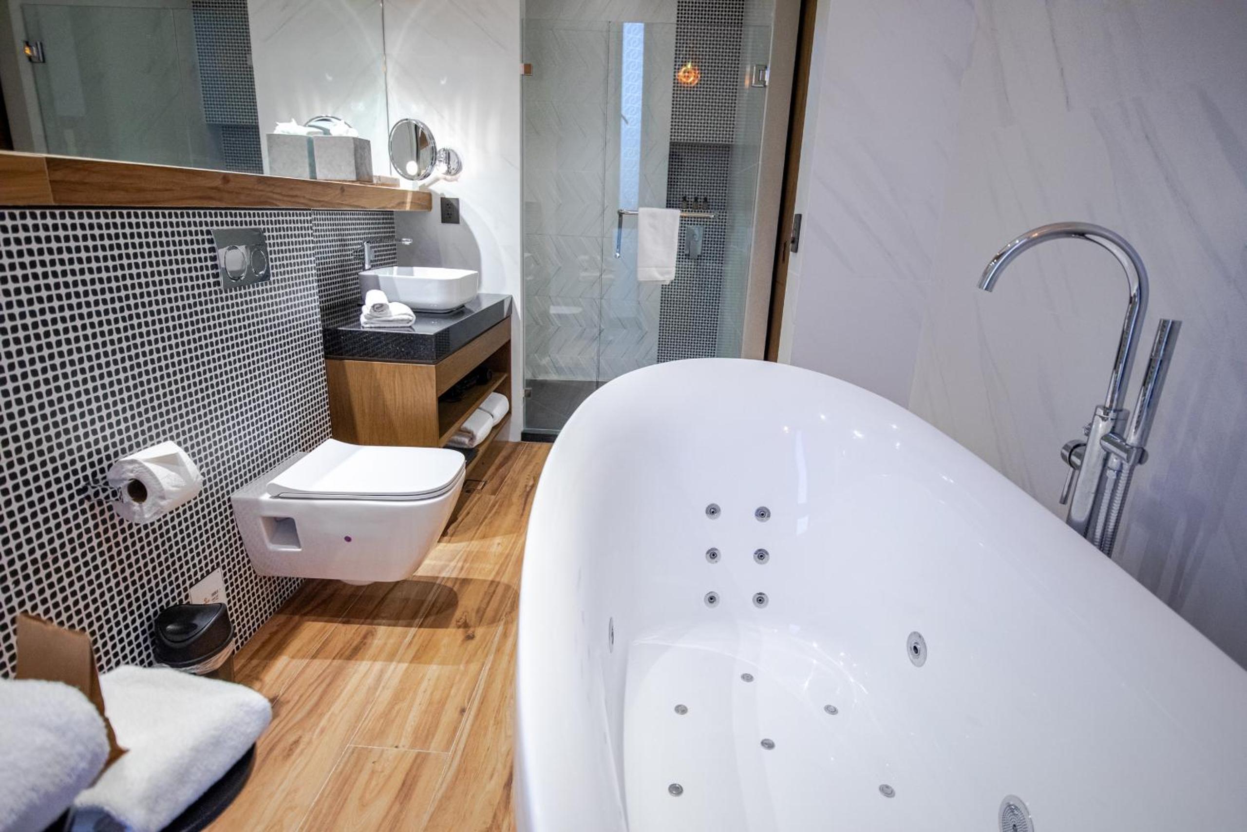 Suite with Hot Tub - Photo 22