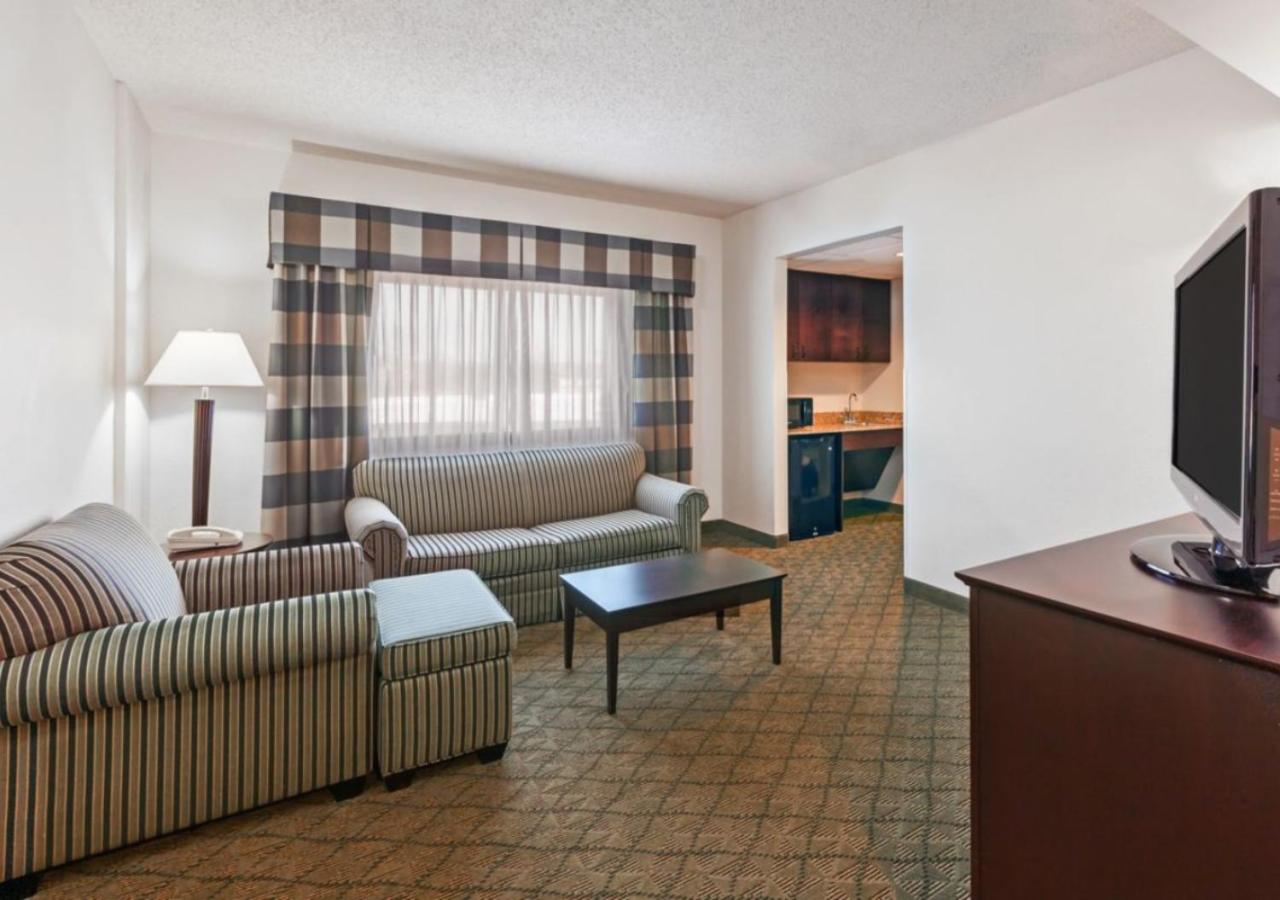 One-Bedroom Suite - Allergen Treated - Photo 1