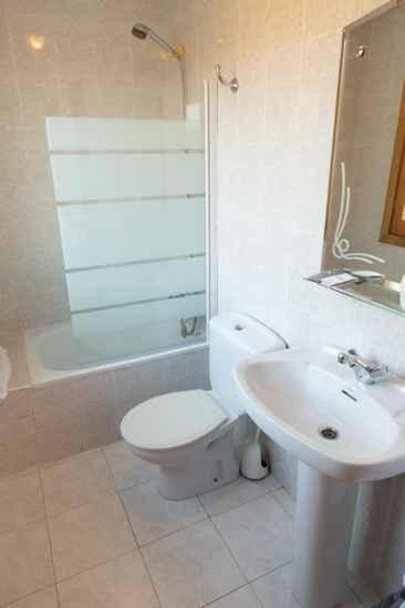 Basic Twin Room - Photo 2