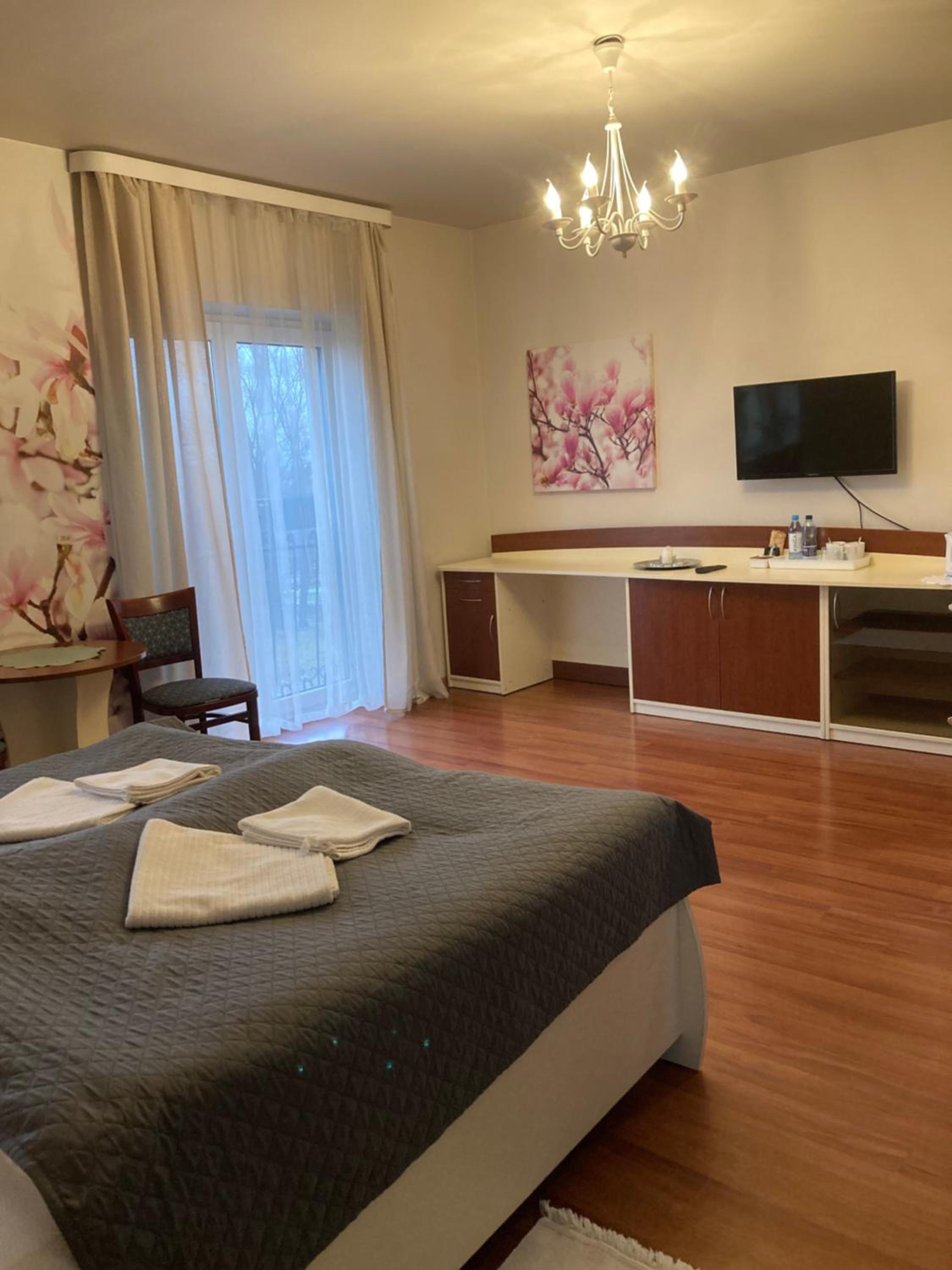 Queen Room photo 2