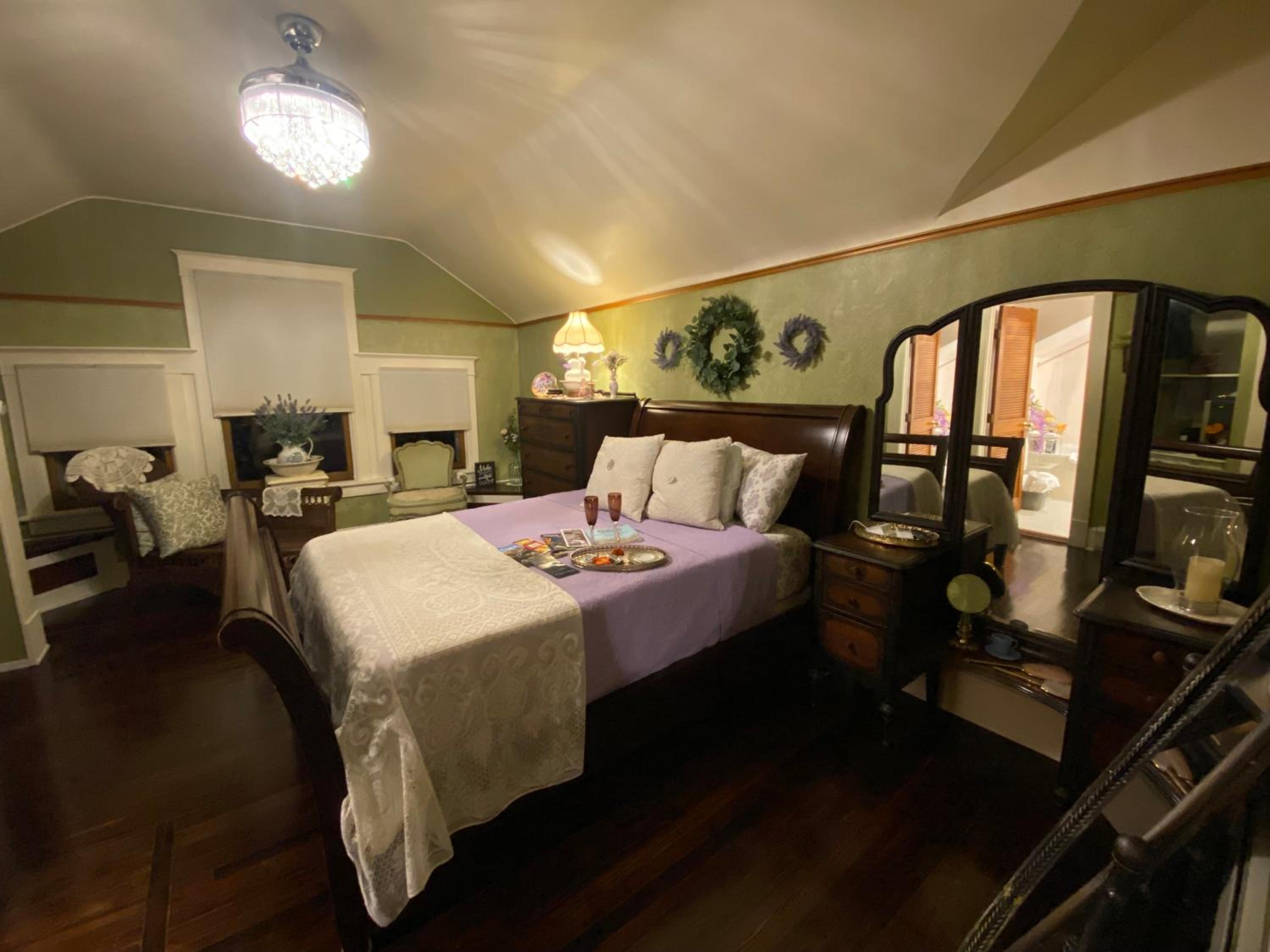 Queen Suite with Spa Bath - Photo 1