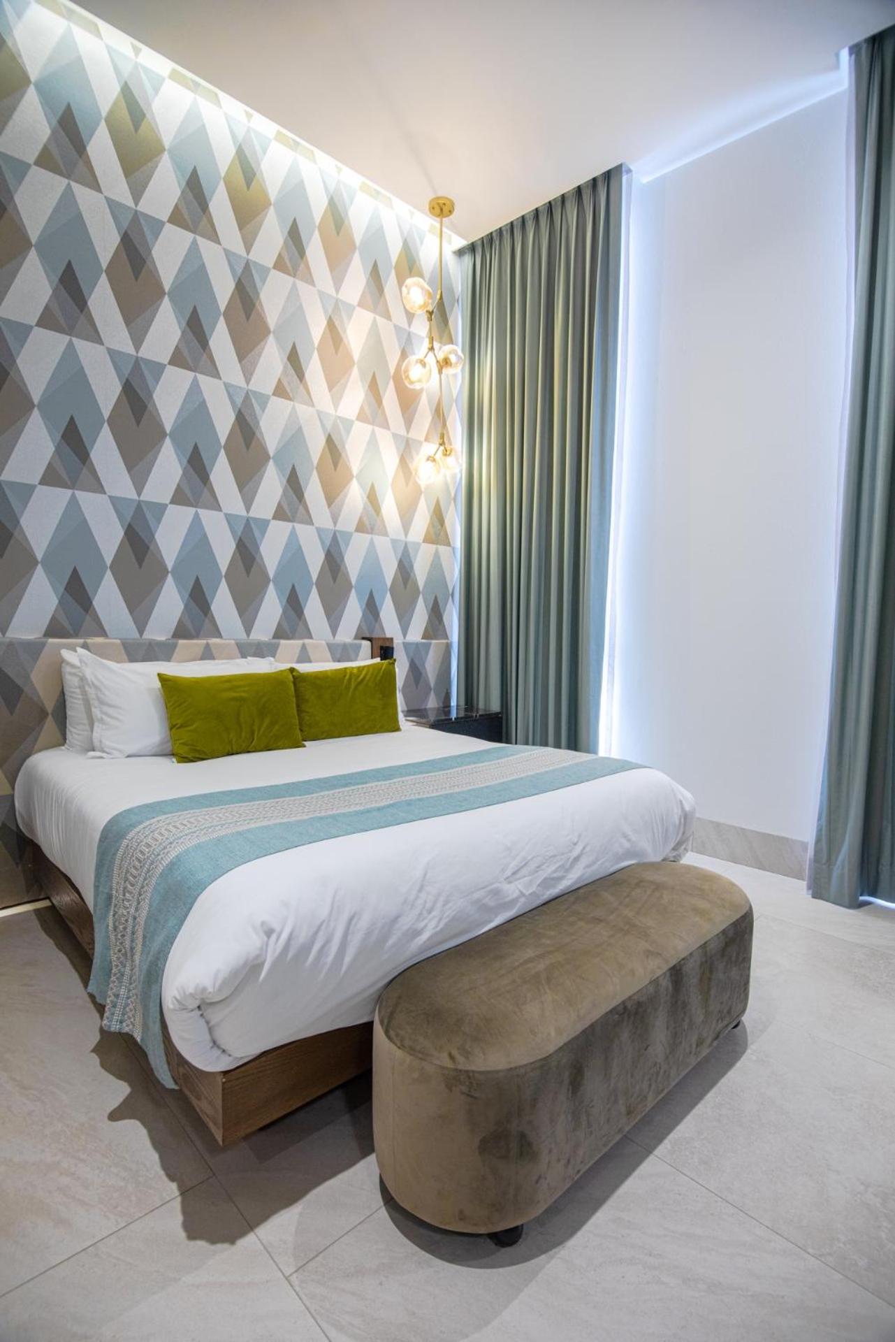Deluxe King Suite - Photo 5