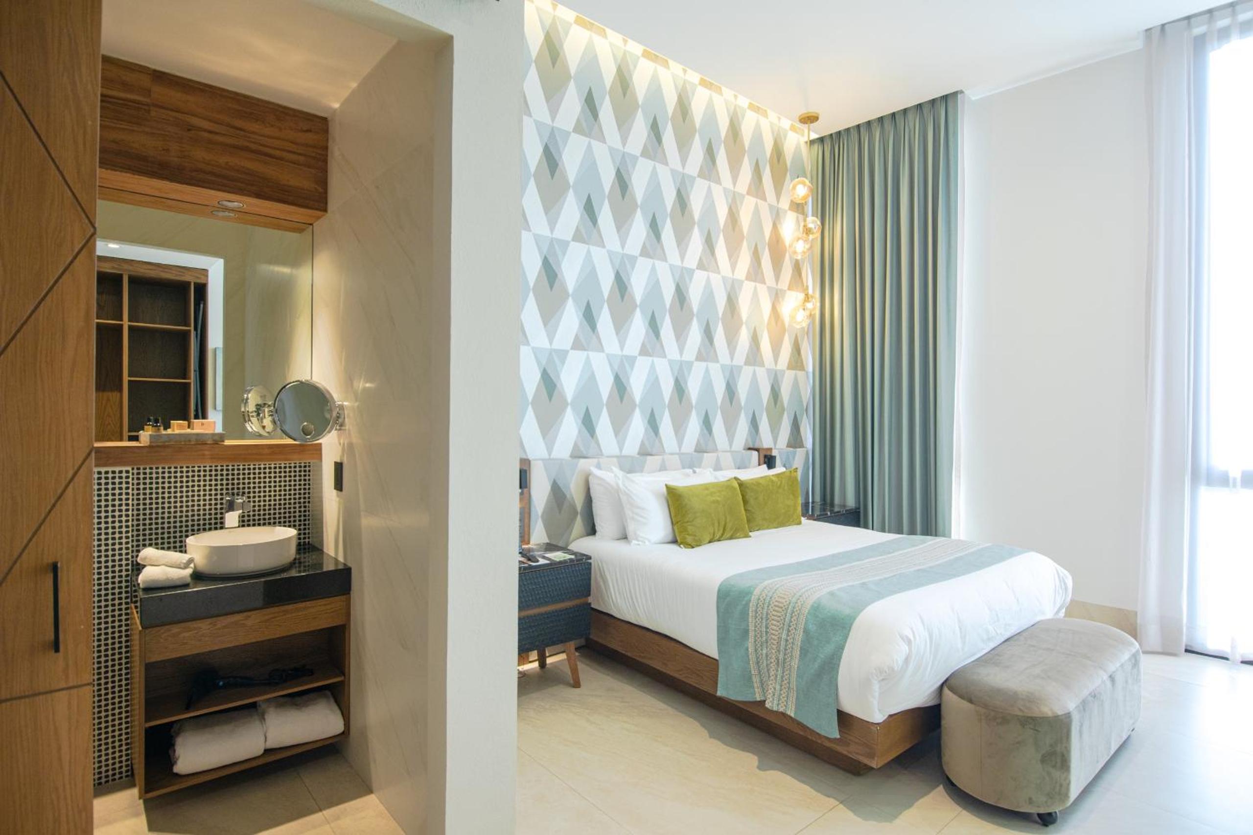 Deluxe King Suite - Photo 2