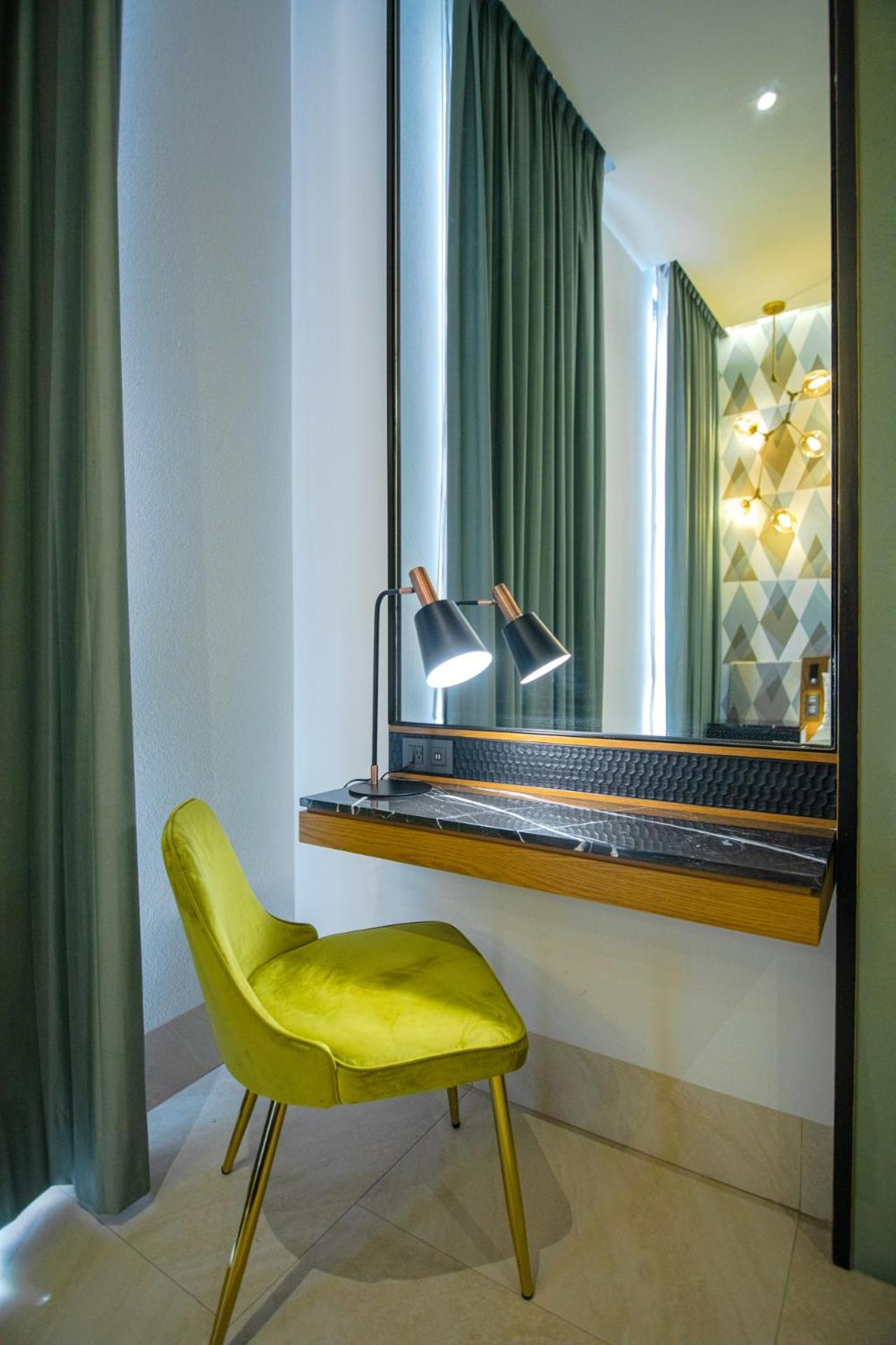 Deluxe King Suite - Photo 18