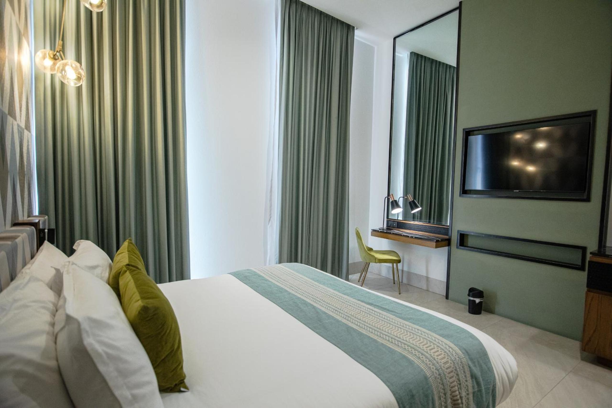 Deluxe King Suite - Photo 16