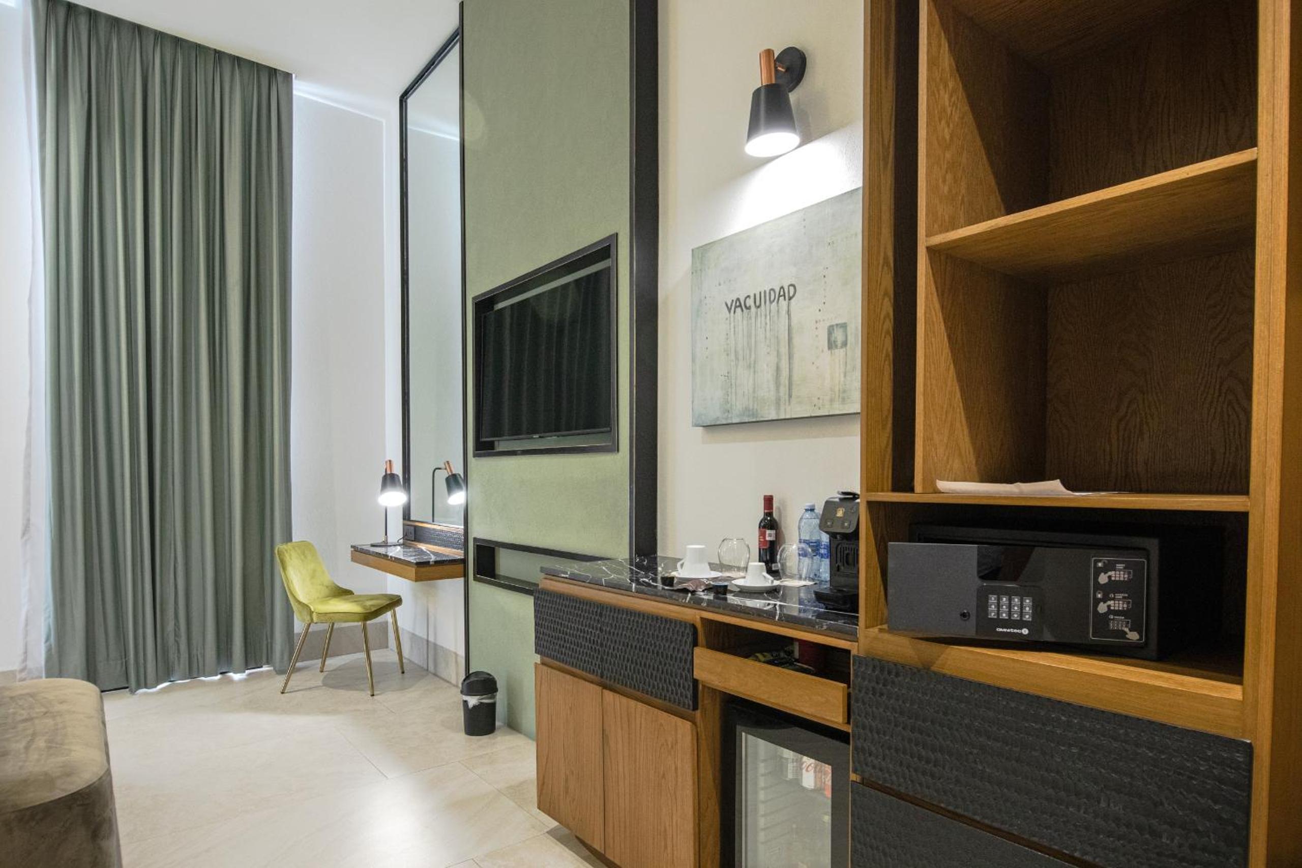Deluxe King Suite - Photo 11