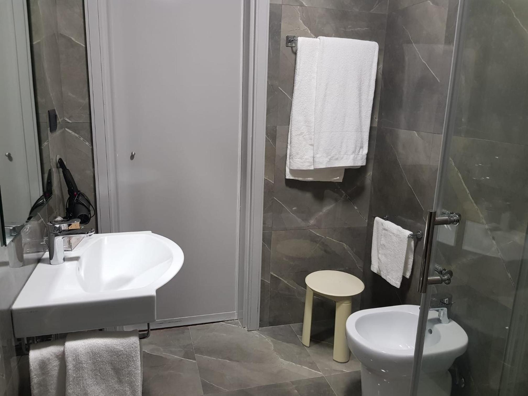 Standard Double Room - Photo 11