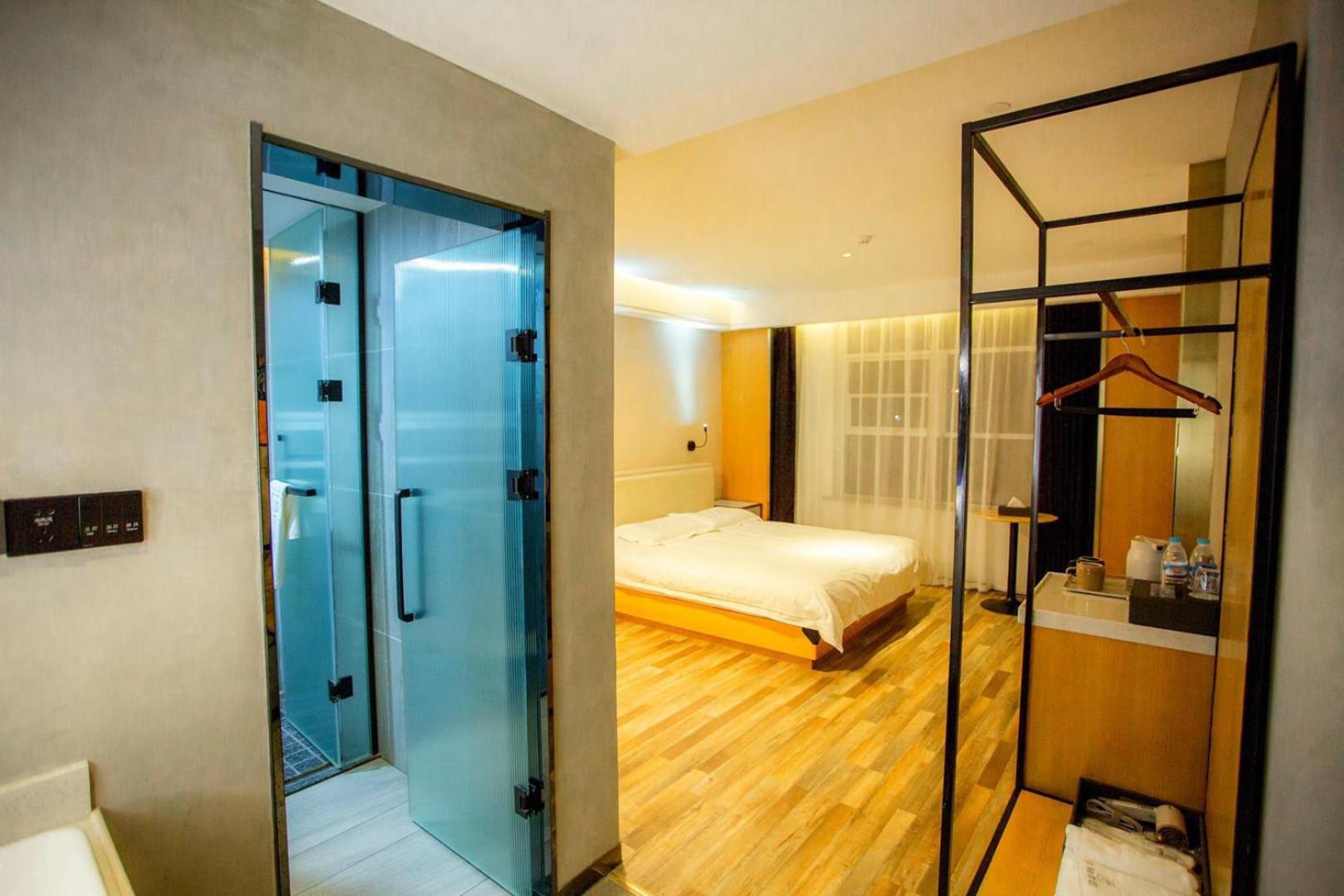 Queen Room photo 1