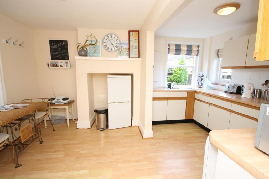 Three-Bedroom House photo 3