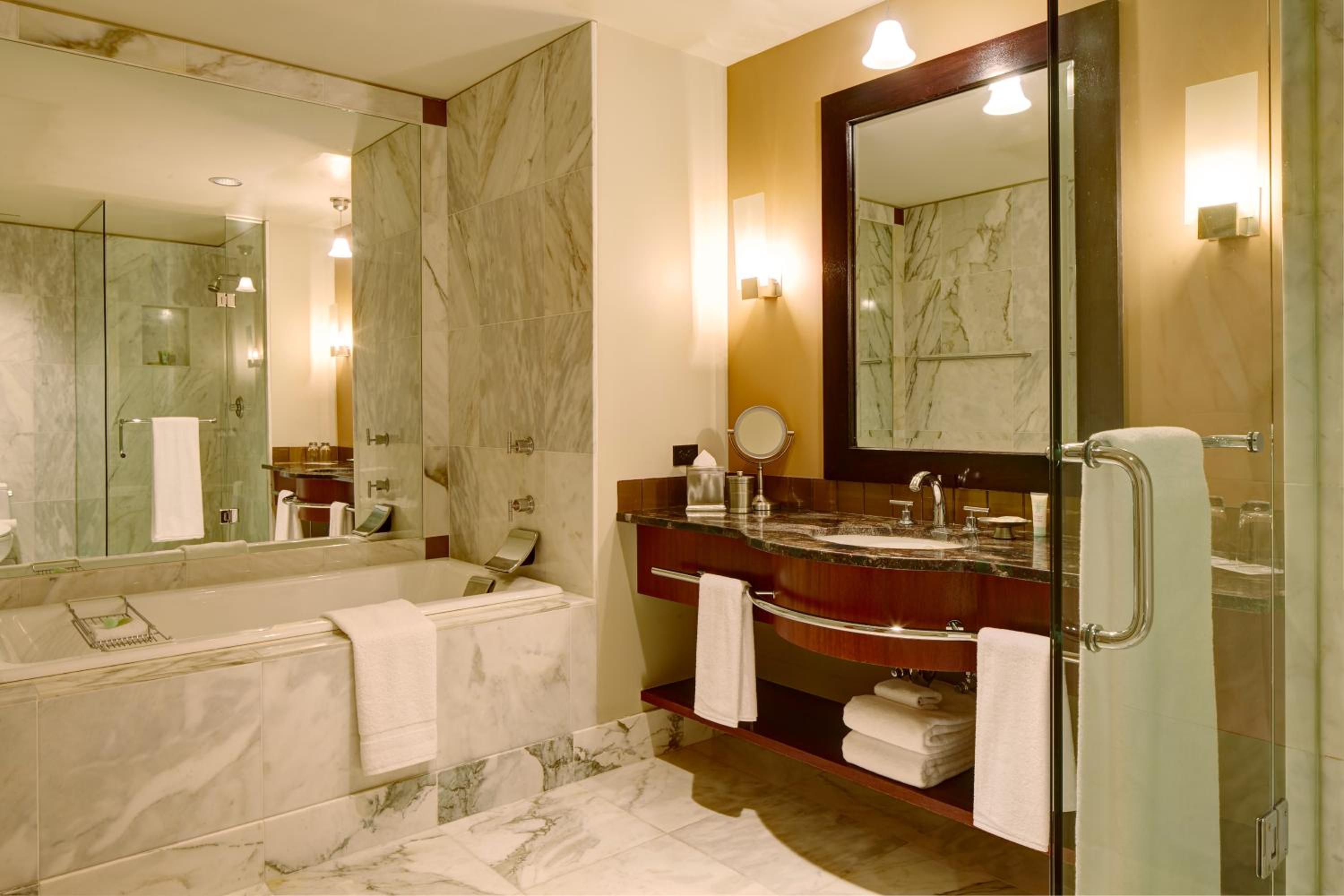 King Room with Accessible Shower - Disability Access - Photo 3