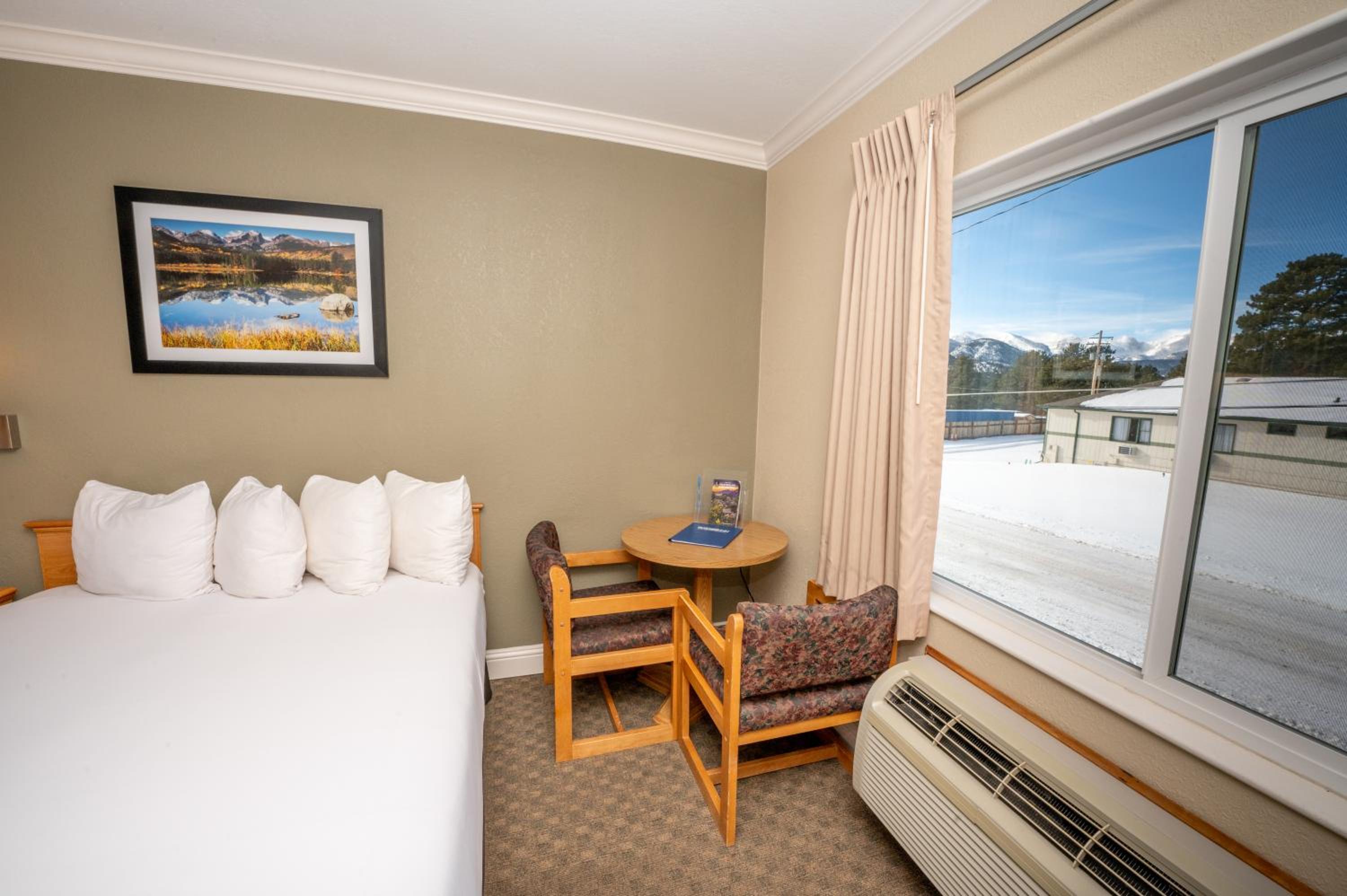 Deluxe Queen Room with Two Queen Beds - Photo 3