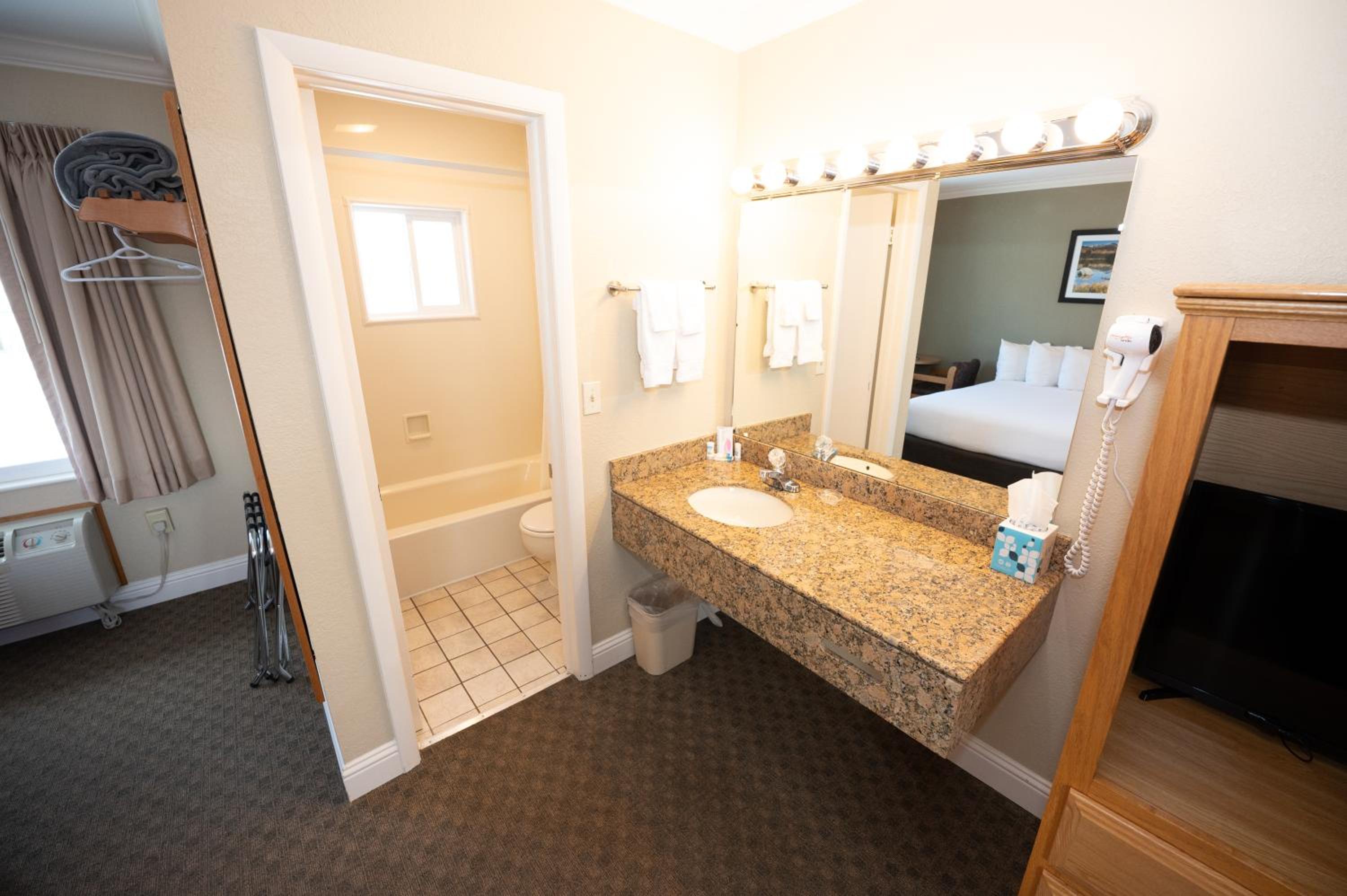 Deluxe Queen Room with Two Queen Beds - Photo 5