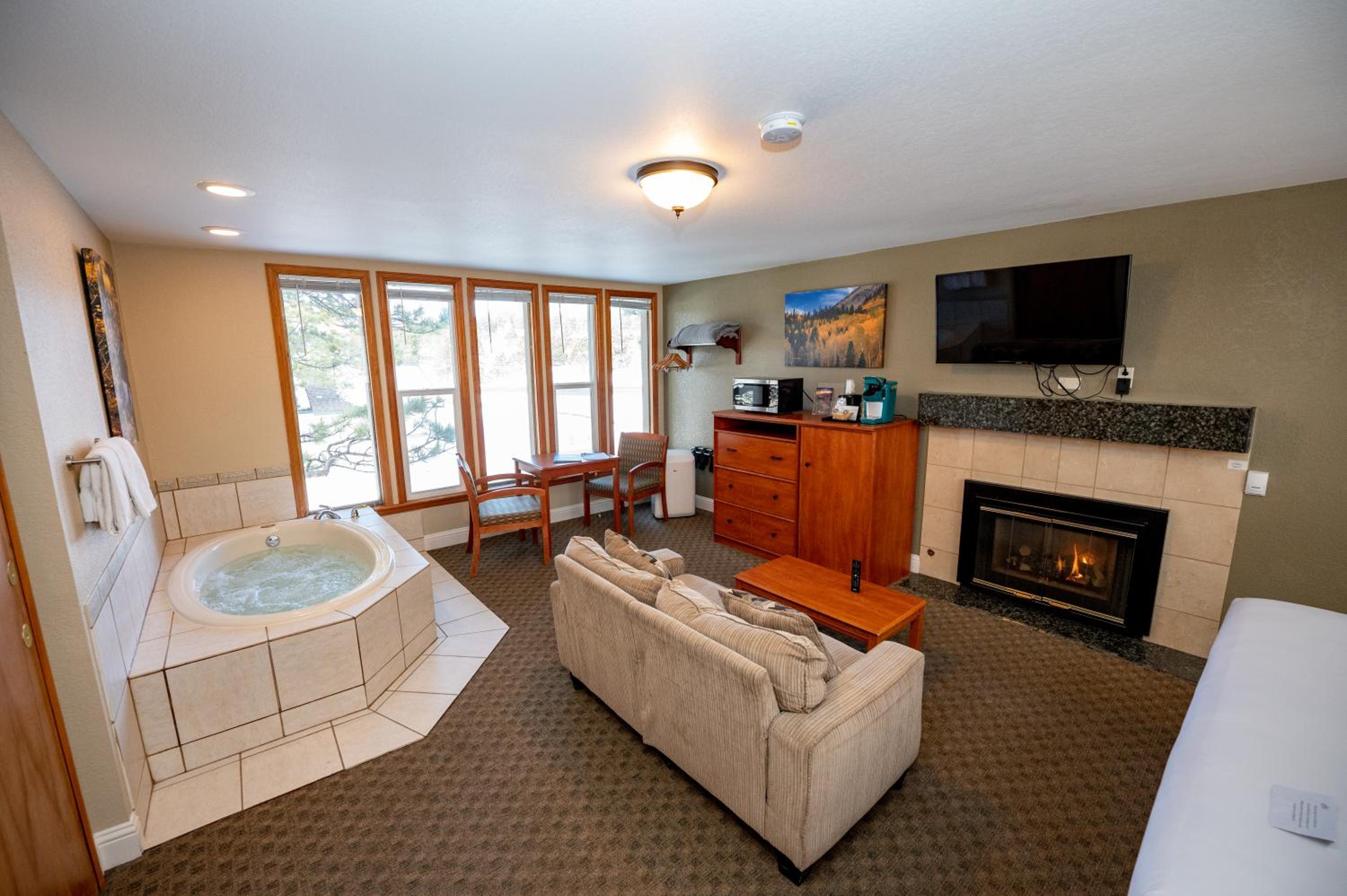 Single King Studio with Jacuzzi Tub and Sofa - Photo 4