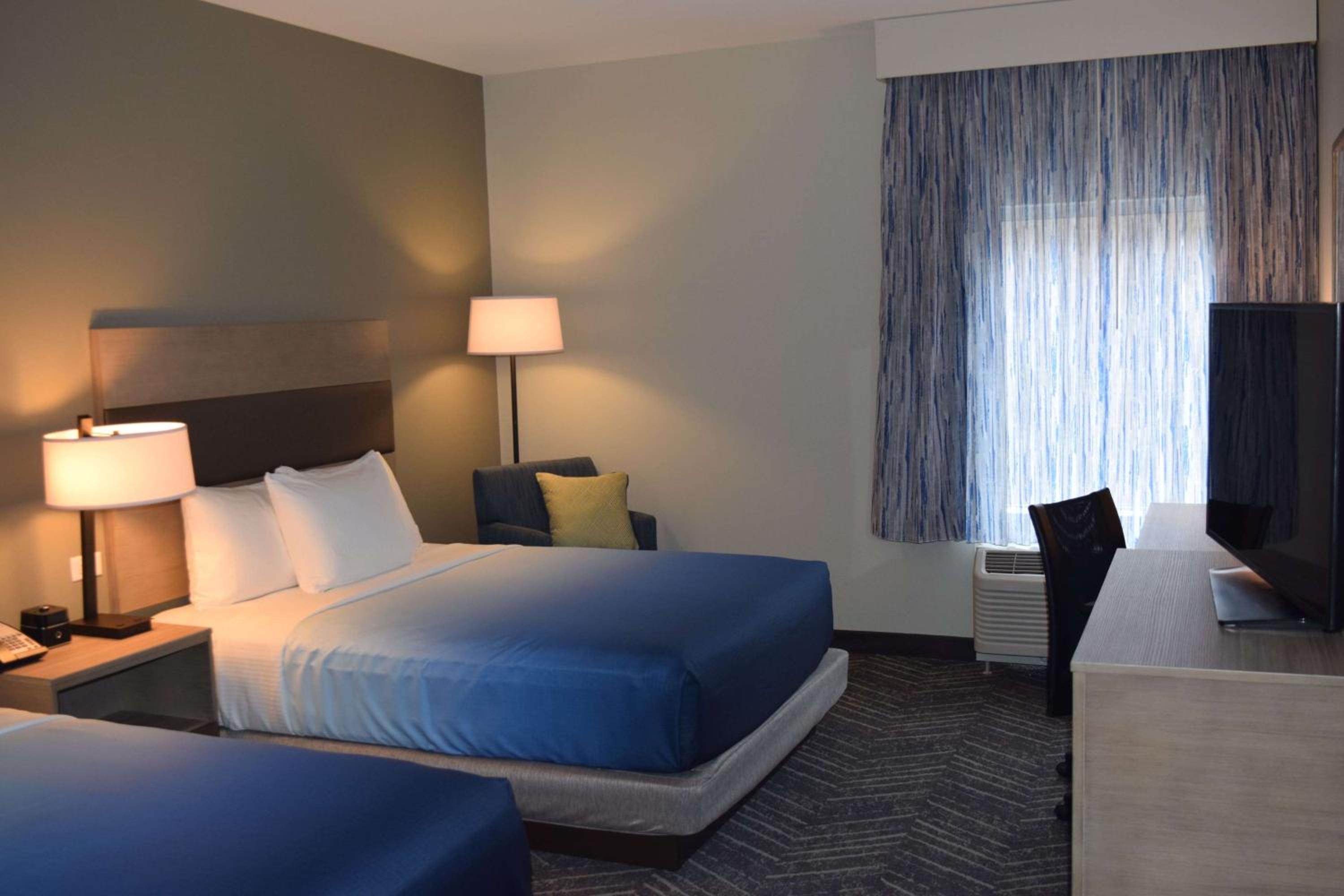 Queen Room with Two Queen Beds - Non-Smoking photo 2