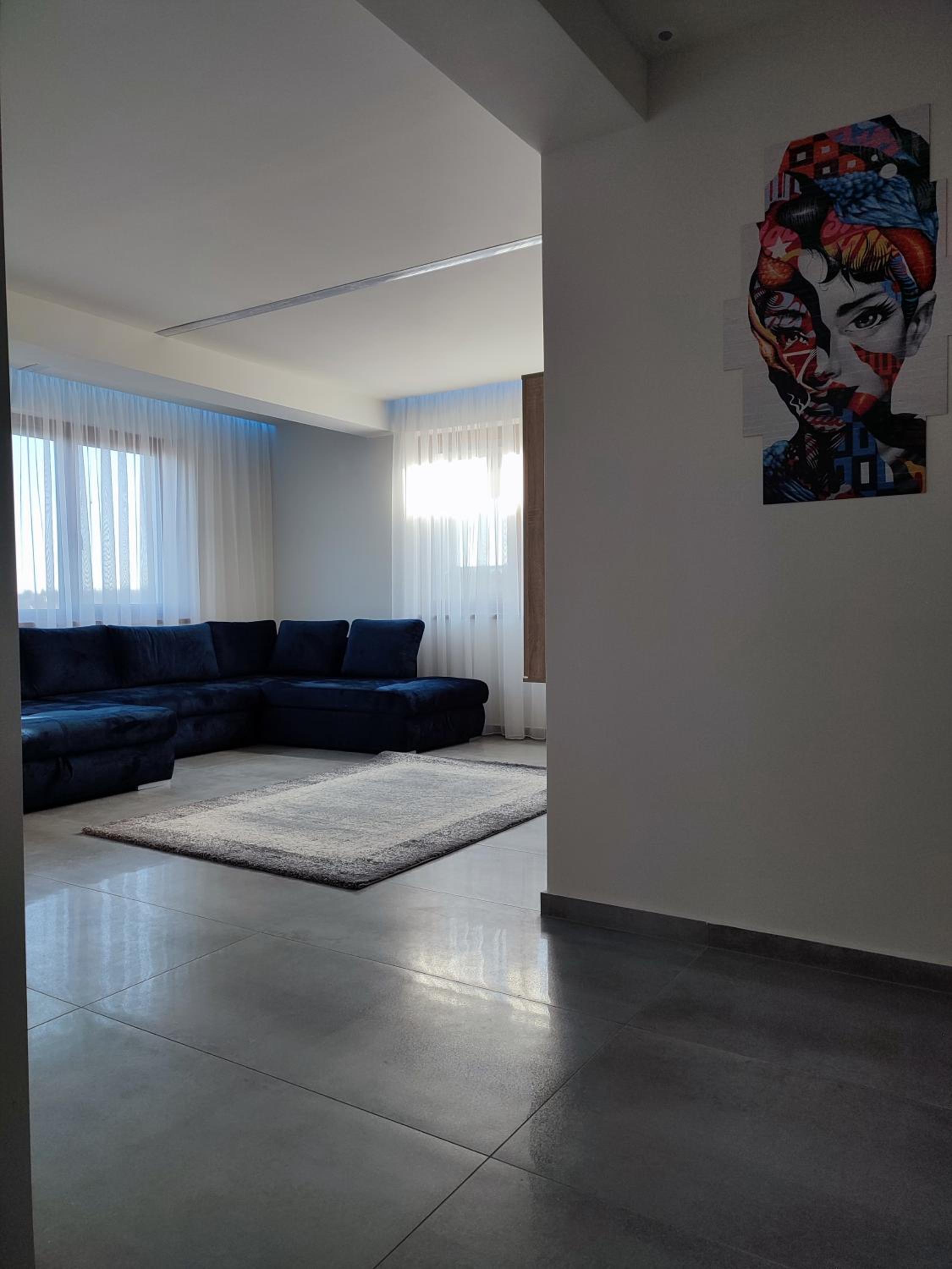 Apartment with Mountain View - Photo 4