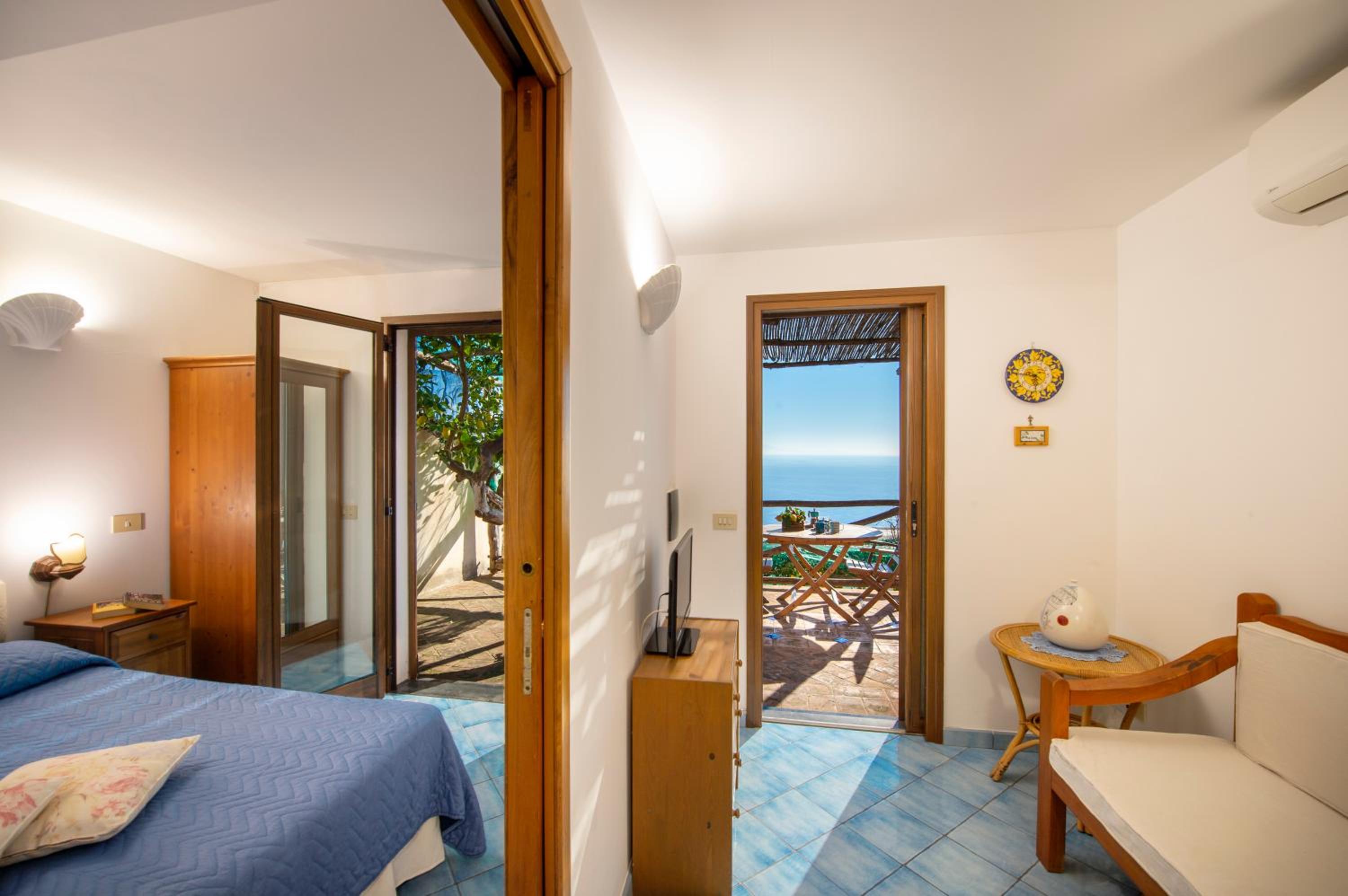 One-Bedroom Apartment with Sea View photo 3