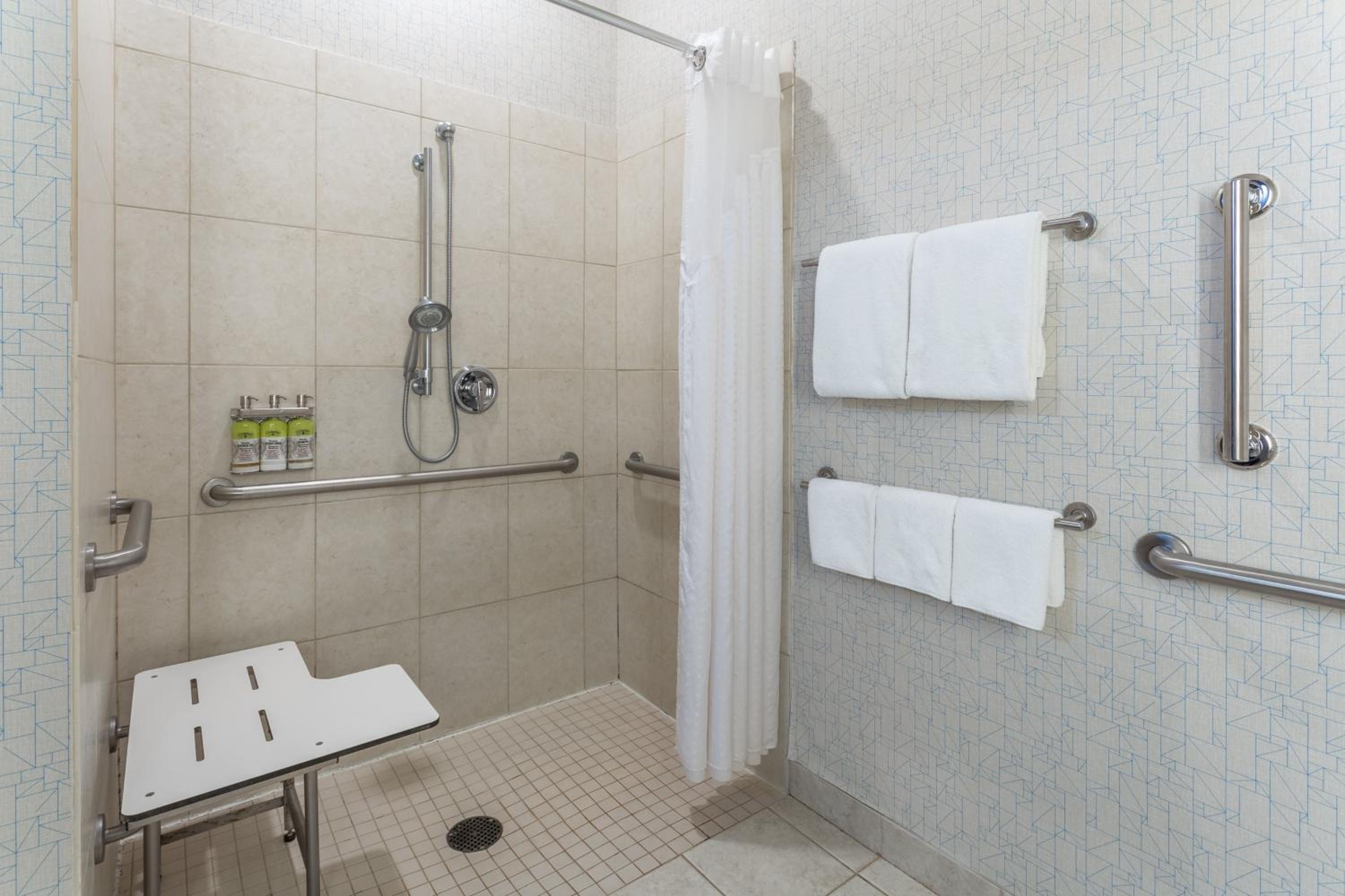 Queen Room - Mobility Access/Hearing Accessible - Photo 4