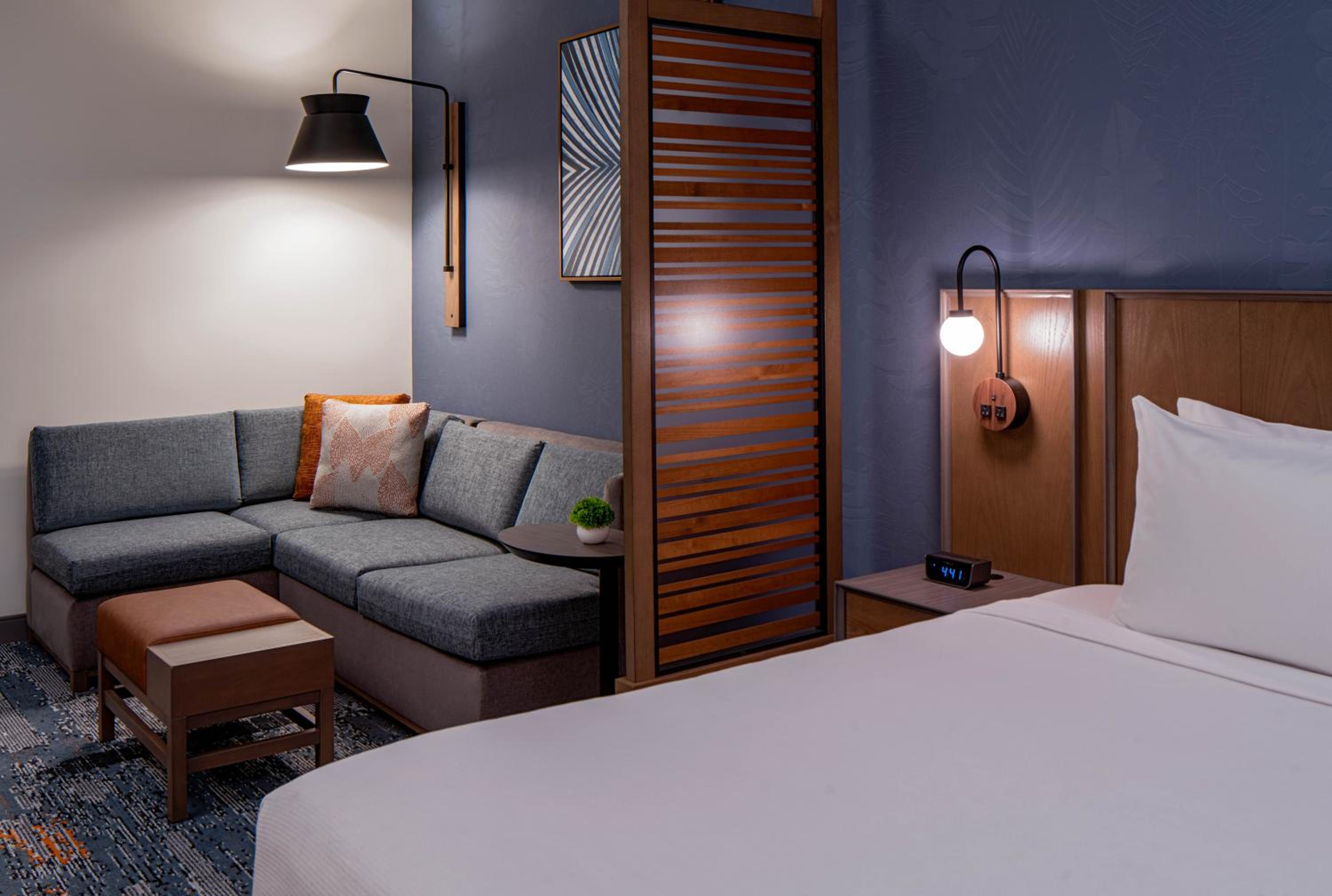 Standard King Room with Sofa Bed - Photo 4