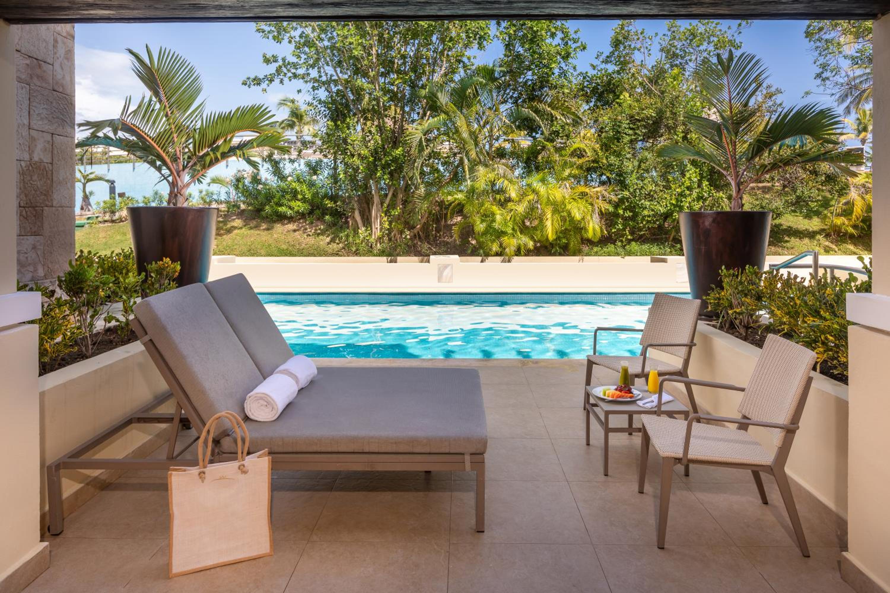 Grand Swim Up Suite Garden View