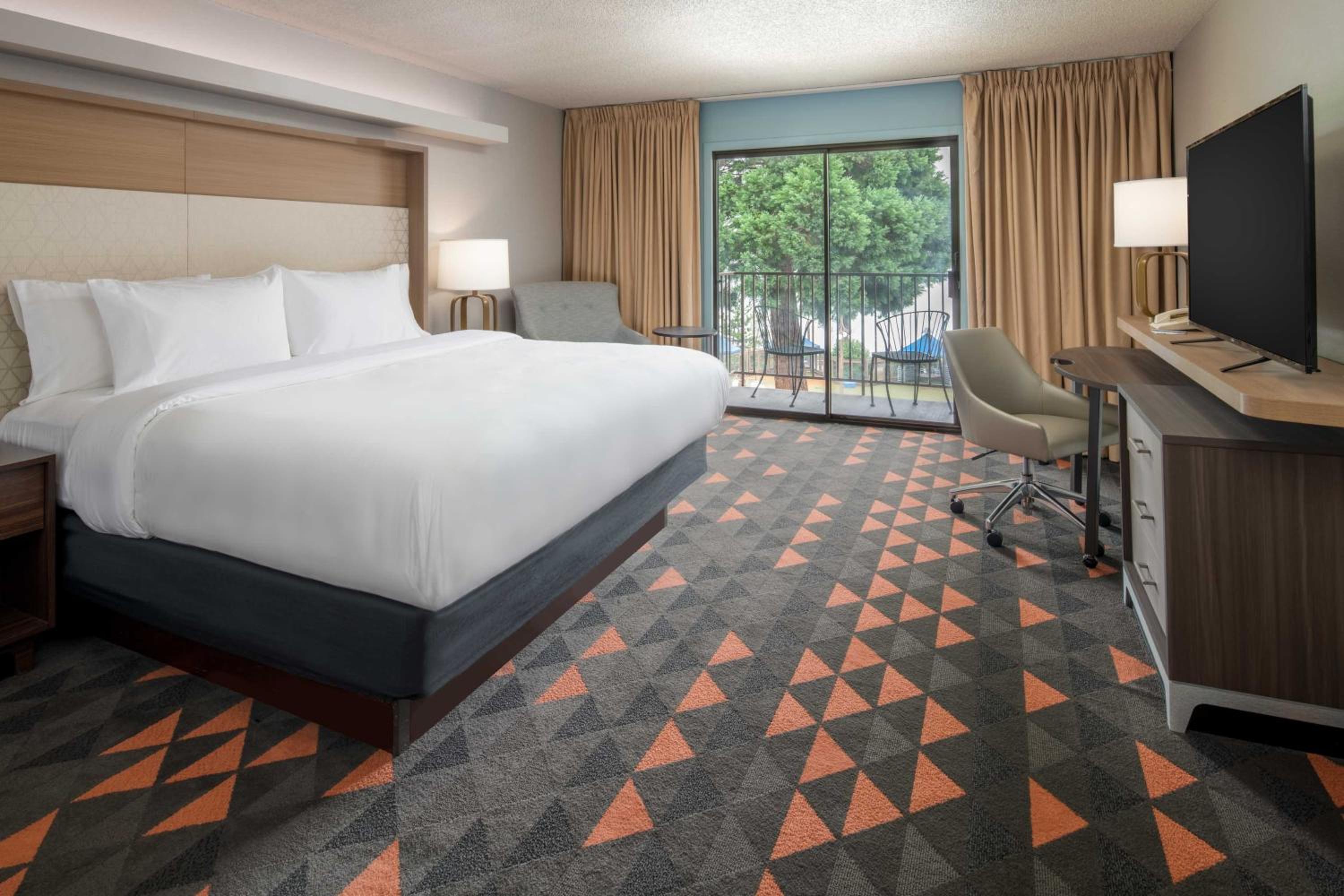 Premium King Room with Courtyard View - Photo 4