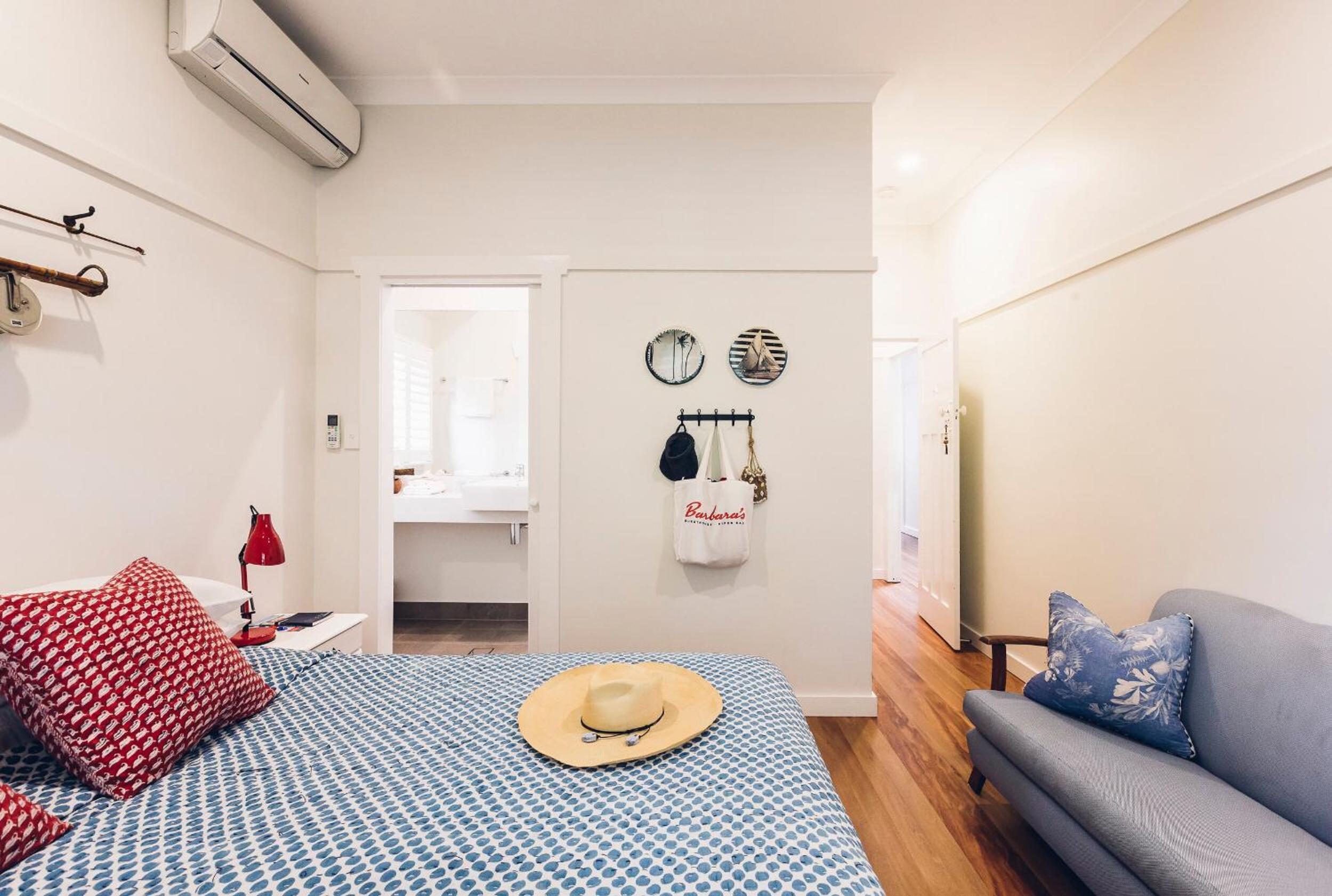 Five-Bedroom House photo 2