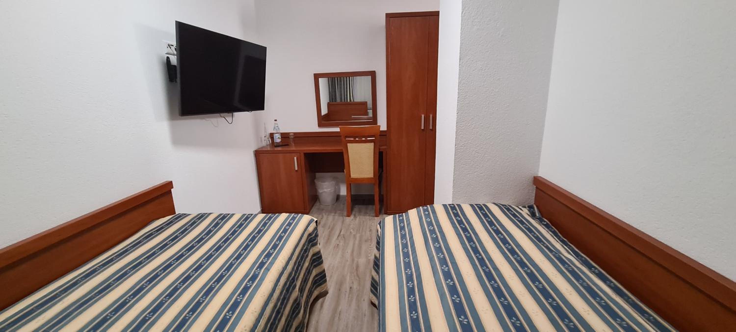 Twin Room - Photo 17