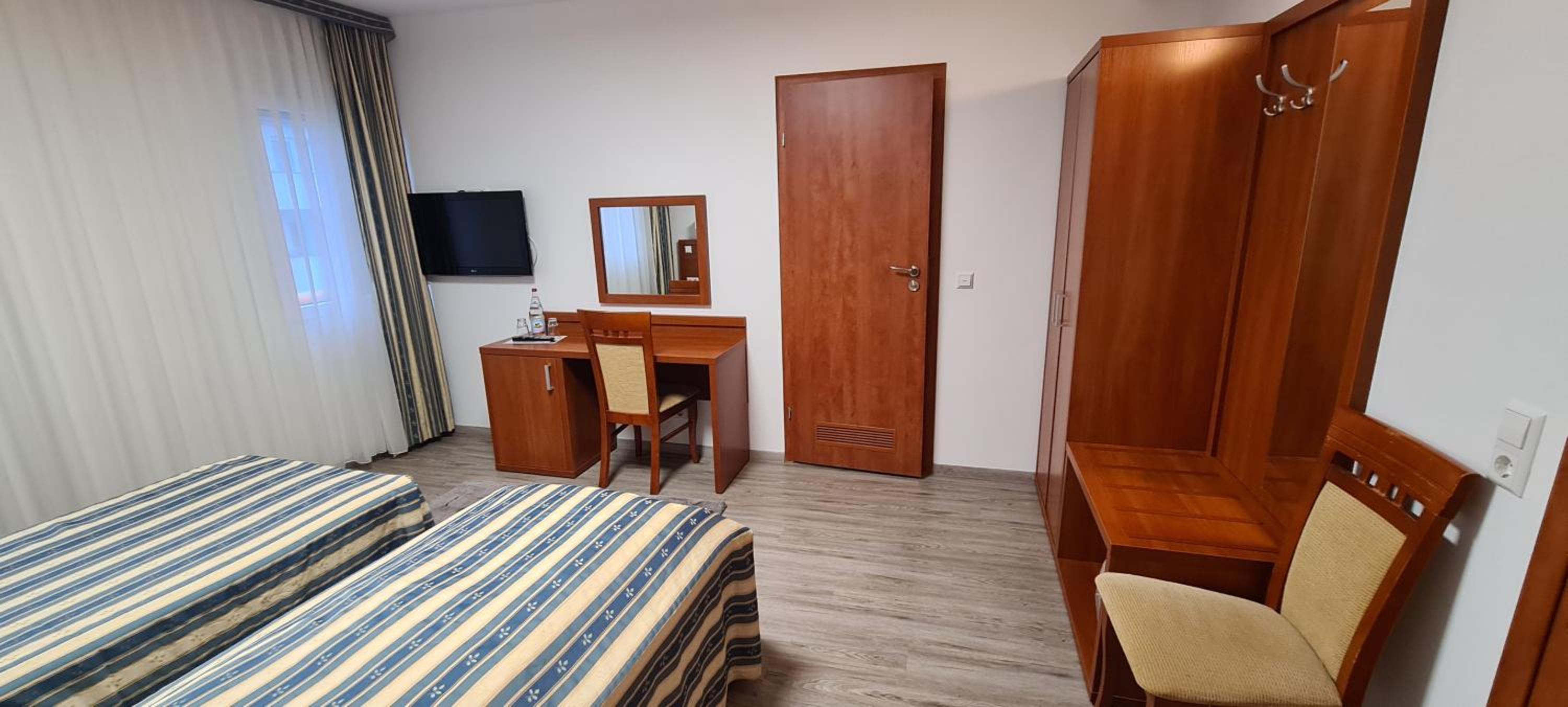 Double Room - Photo 8