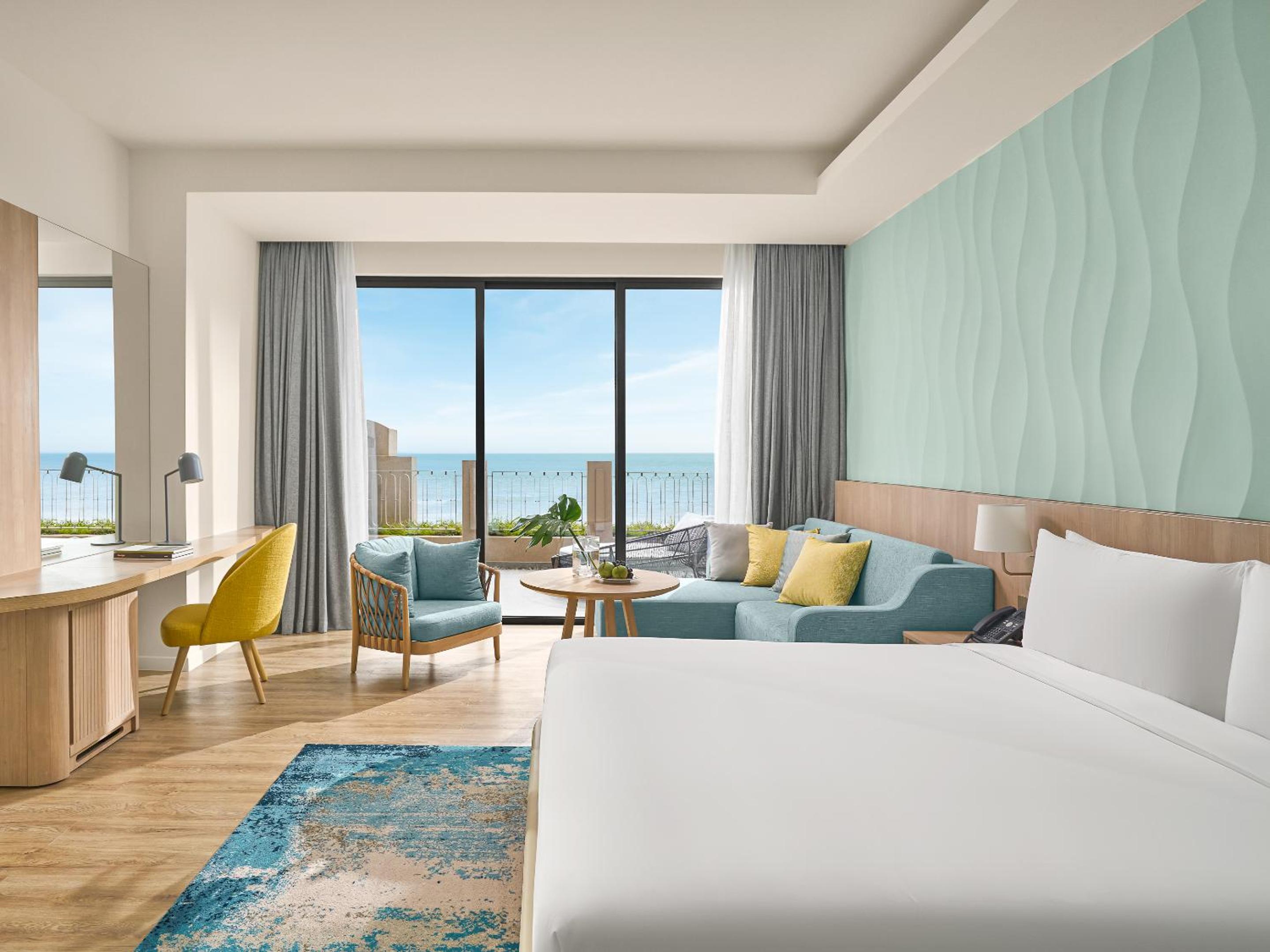 Standard King Room with Balcony and Ocean View - Smoking