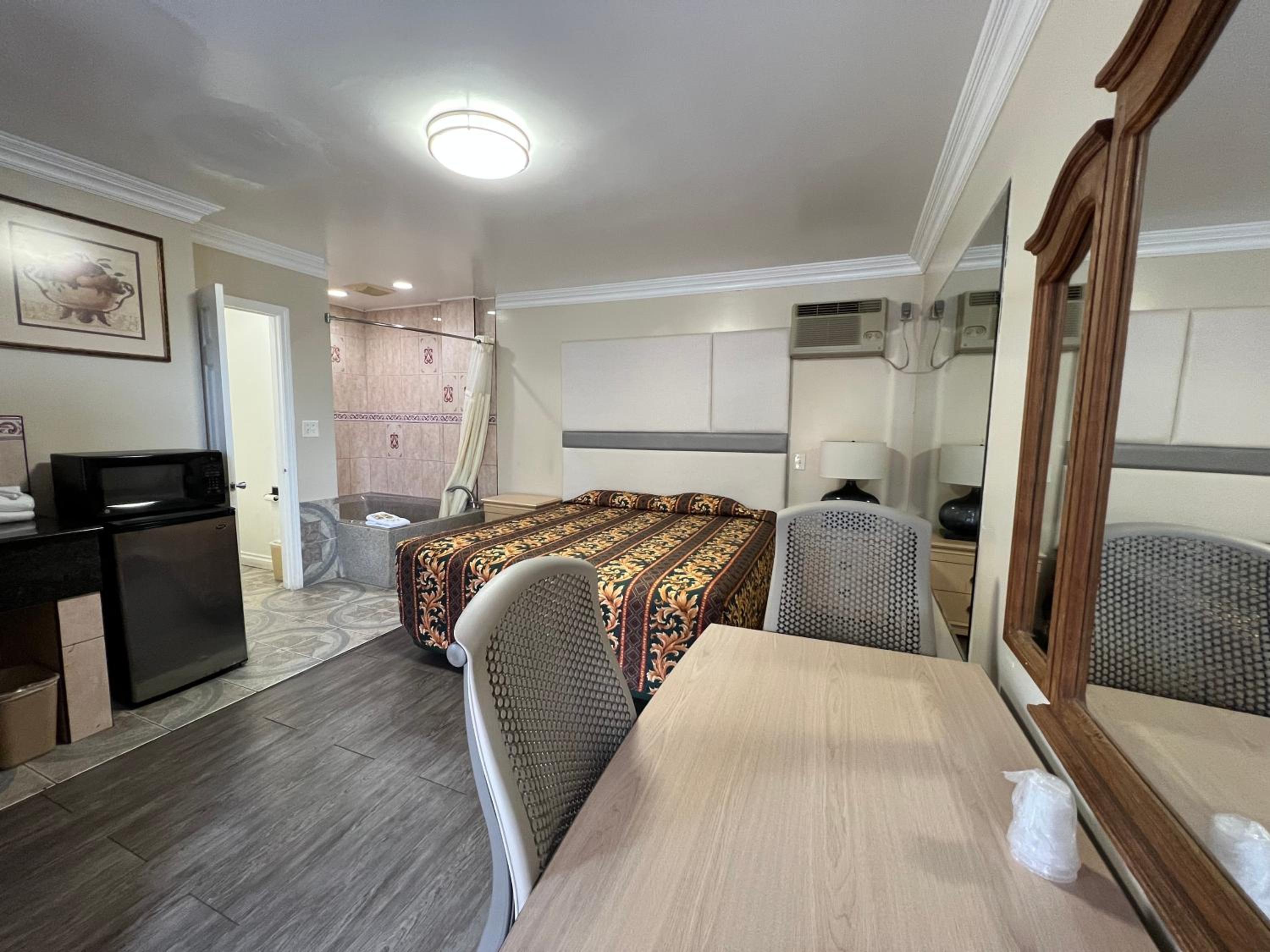 Suite with Hot Tub photo 1